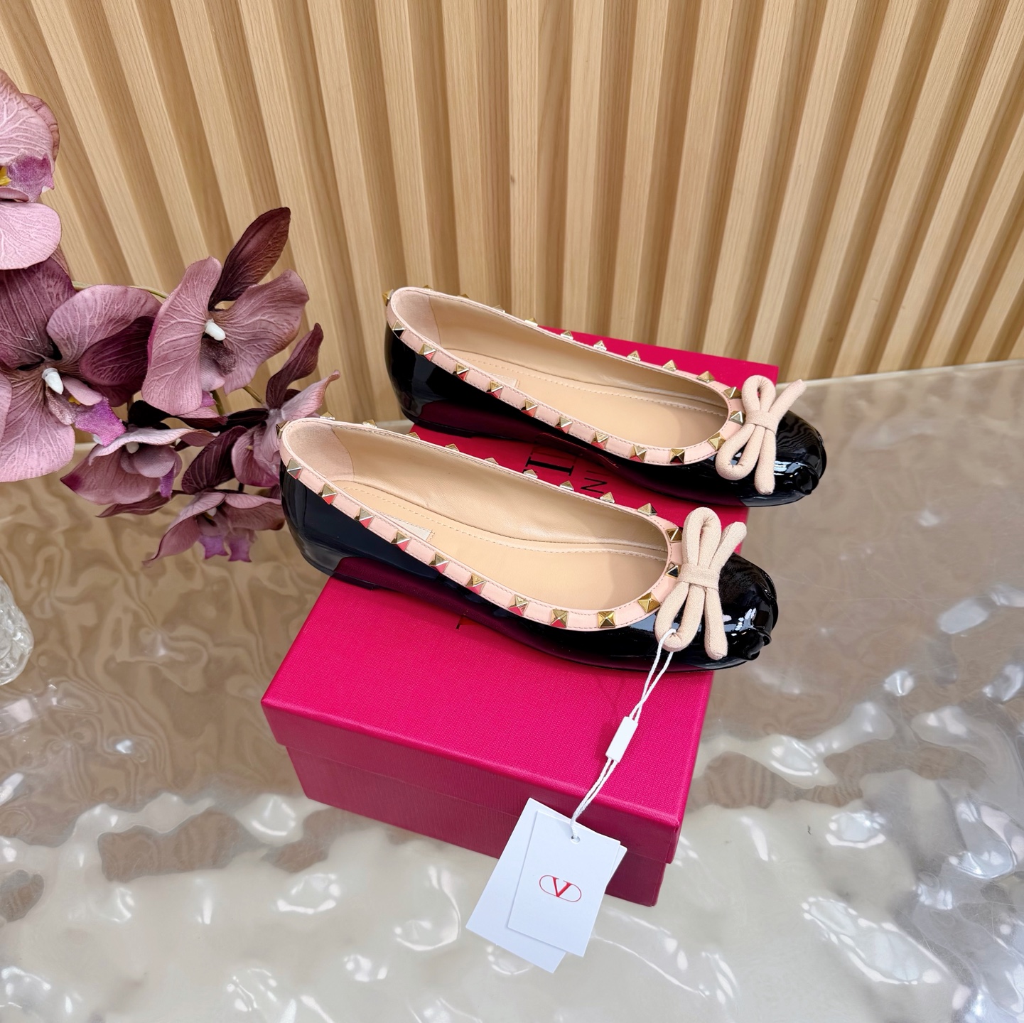 NO:668764,2025 catwalk style high version Valentino ballet rivet shoes. Beautiful texture. Very easy to match. Can be worn in any season. ——————————— Valentino’s series demonstrates new fashion charm. It continues the ultra-high heel design and is favored by well-known overseas bloggers. Millions of fan bloggers love it and sell well at home and abroad. It is out of stock in China. The top version comes in candy color, every color is beautiful. Patent leather upper, imported sheepskin lining, genuine leather outsole.  High heels, flat soles, complete original packaging, size 35-43 (40.41.42.43 non-returnable, non-exchangeable), ballet shoes, valentino, valentino, sheepskin, Leather soles198609092025走秀款高版本Valentino 芭蕾舞铆钉单鞋 绝美的质感 非常好搭配,任何季节可穿 ——————————— 华伦天奴此系列演绎全新时尚魅力 延续超高跟设计,深得海外知名博主青睐 千万粉丝博主倾情演绎,畅销海内外 国内已经断货,顶级版本 糖果色配色,每个颜色都是绝美 鞋面漆皮 内里进口羊皮 鞋底真皮大底 跟高平底 包装全套原版包装 码数35–43（40.41.42.43不退不换）,芭蕾舞鞋,valentino,valentino,sheepskin,Leather soles,Women's Shoes