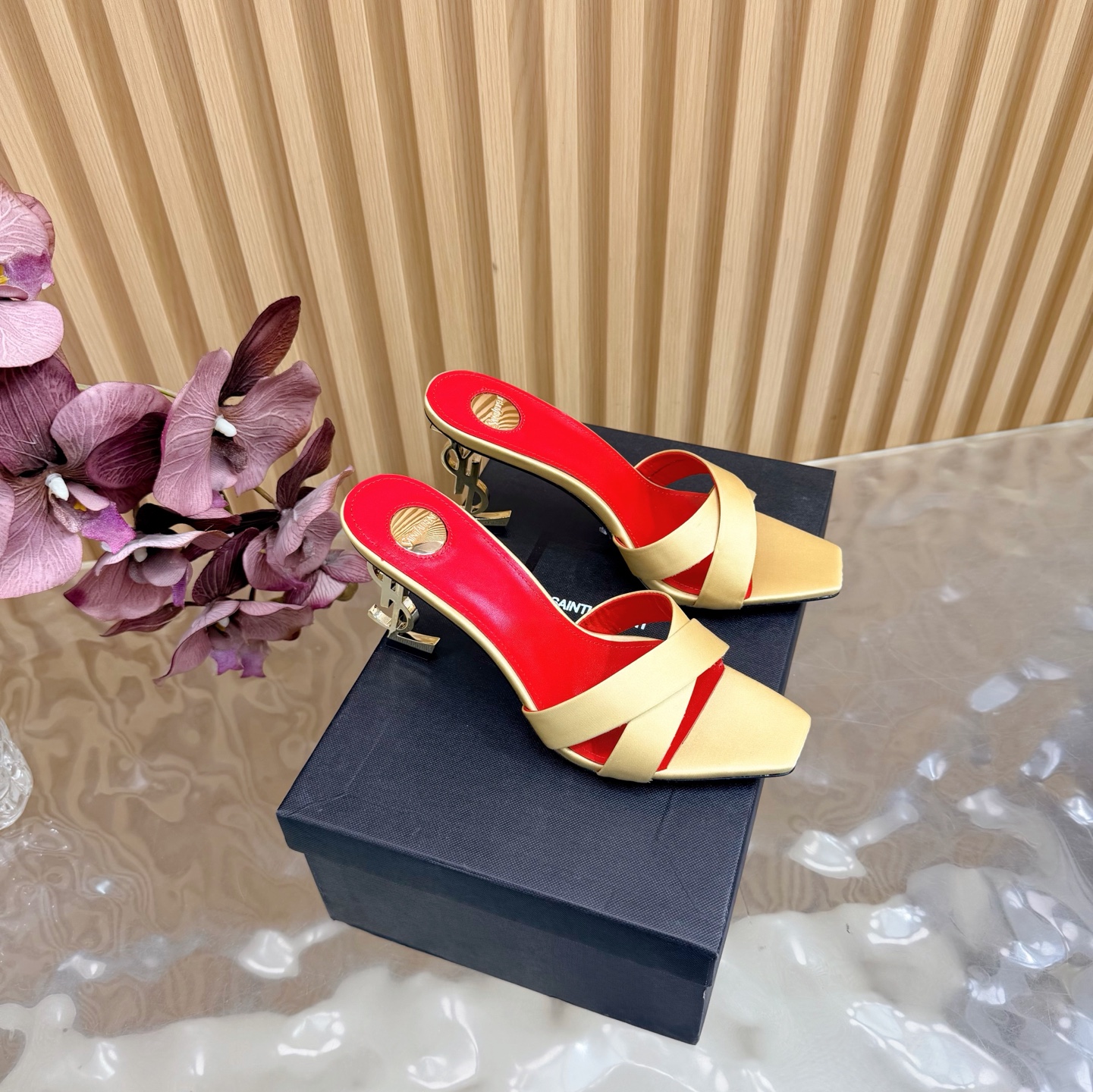 NO:668759,saint laurent  Heel height is about 7.5cm, size 35-39 (40, 41, 42 customized, non-refundable and non-exchangeable), high heels and slippers, loro piana, saint laurent, saint laurent, saint laurent, sandals, high heels, slippers, cowhide, real silk, Leather soles19860909Saint Laurent / 圣罗兰 交叉带经典ysl金属跟凉鞋 ————————（7.5cm） YSL姐姐的美丽尤物高跟鞋 又是人间圣罗兰 Rose同款的小方头 高跟鞋化很好修饰脚型,奢华金属链 这几年SLP是在高跟鞋越来越懂女人了 朝摒奔了防水台款的尴尬设计印象ysl绝美高跟鞋 鞋面进口真丝/漆皮/牛皮 鞋底真皮大底 跟高约7.5cm 尺码35-39（40,41、42定制不退不换）,高跟鞋拖鞋,loro piana,saint laurent,saint laurent,saint laurent,sandals,high heels,slippers,cowhide,real silk,Leather soles,Women's Shoes