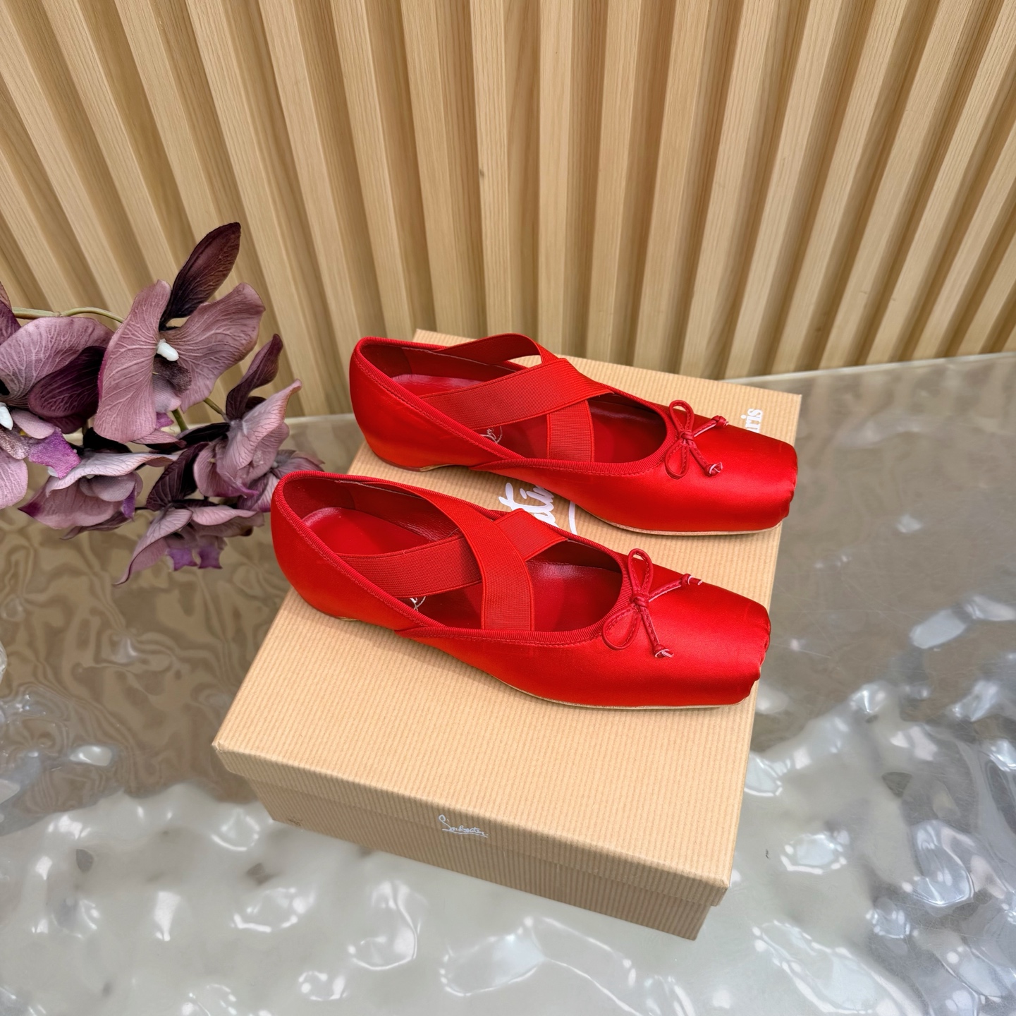 NO:668752,2025 spring and summer new fashion catwalk ballet shoes CL red sole forever red sole ballet shoes ——————————— New red sole ballet high heels There is nothing to say, they are just completely beautiful and crazy #fatal temptation. I just tried them on my feet. They are very easy to wear, very stable and very beautiful #redsoled shoes. Super comfortable high heels. Feminine shoes must have a pair of red sole shoes. Silk upper, sheepskin lining, size 35-39 (ordered at 40.41.42)  Free shipping CL full set of original packaging, ballet shoes, christian louboutin, high heels, sheepskin, real silk198609092025春夏新款时装走秀芭蕾单鞋CL红底永远的 红底芭蕾舞鞋 ——————————— 新款红底芭蕾高跟鞋 没什么好说的 就是一整个美疯#致命的诱惑 刚刚上脚试了 非常好穿非常稳 也非常美#红底鞋 超舒适的高跟鞋 女人味鞋子必须有一双红底鞋 鞋面真丝 内里羊皮 尺寸35-39（40.41.42订） 包邮CL全套原版包装,芭蕾舞鞋,christian louboutin,high heels,sheepskin,real silk,Women's Shoes