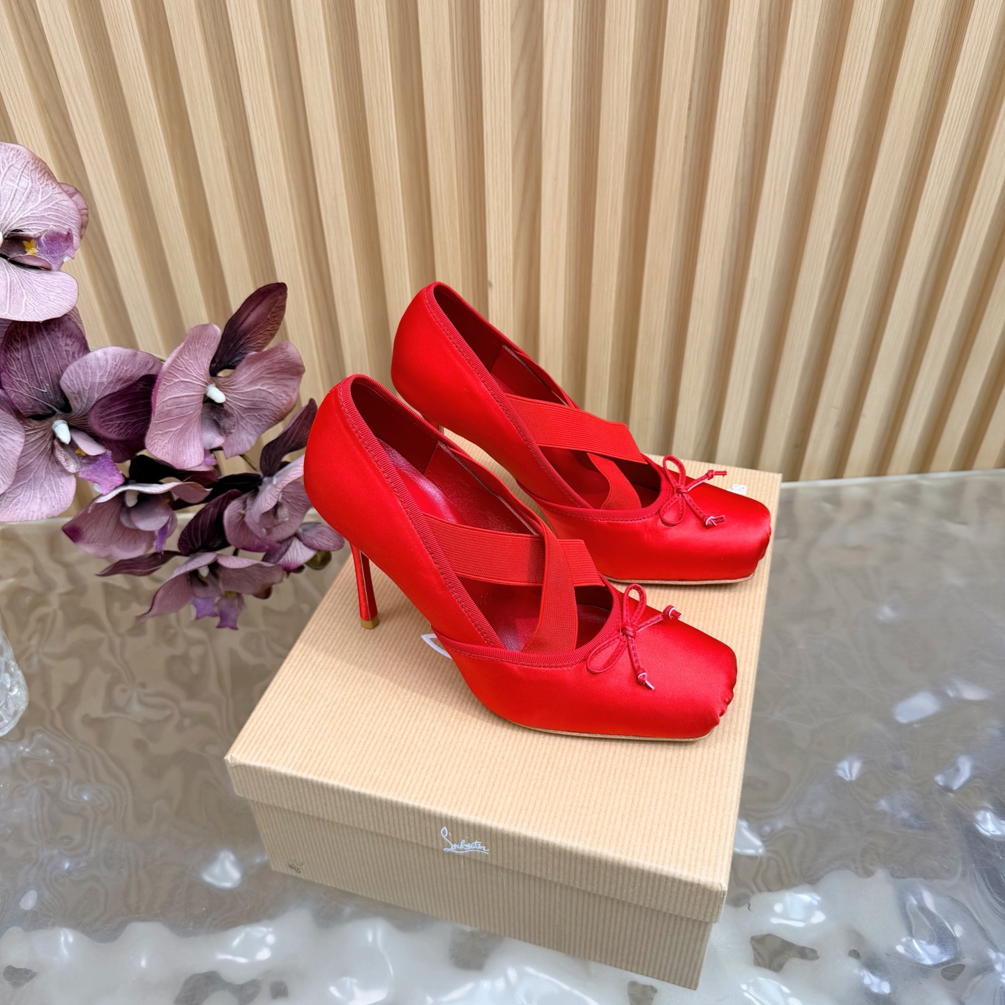 NO:668757,2025 Spring and Summer New Fashion Catwalk Ballet Shoes CL Red Sole Forever Red Sole Ballet Shoes ——————————High Heels New Red Sole Ballet High Heels There is nothing to say, they are just completely beautiful and crazy #fatal temptation. I just tried them on my feet. They are very easy to wear, very stable, and very beautiful #red sole shoes. Super comfortable high heels. Feminine shoes must have a pair of red sole shoes. The upper is silk and the lining is sheepskin.  Size 35-39 (ordered on 40.41.42) Heel height 10cm Free shipping CL full set original packaging, ballet shoes, christian louboutin, high heels, sheepskin, real silk198609092025春夏新款时装走秀芭蕾单鞋CL红底永远的 红底芭蕾舞鞋 ————————————高跟 新款红底芭蕾高跟鞋 没什么好说的 就是一整个美疯#致命的诱惑 刚刚上脚试了 非常好穿非常稳 也非常美#红底鞋 超舒适的高跟鞋 女人味鞋子必须有一双红底鞋 鞋面真丝 内里羊皮 尺寸35-39（40.41.42订） 跟高10cm 包邮CL全套原版包装,芭蕾舞鞋,christian louboutin,high heels,sheepskin,real silk,Women's Shoes