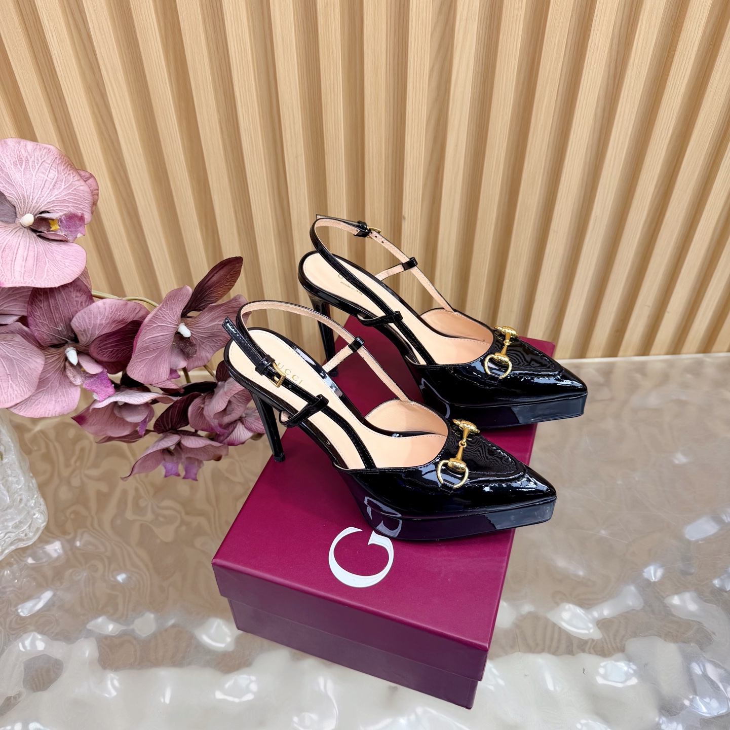 NO:668750,2025 spring and summer new style, Hentian high water platform, GuccI classic spring and summer catwalk horse bit, Hentian high waterproof platform, pointed toe high-heeled sandals —————————— G family embodies the sense of high-end, which always makes people convinced. It seems to be a simple style, but it is inexplicably high-end on the feet. It is very sexy, allowing you to easily match it to show various styles. The upper is made of customized imported patent leather. The inner toe is made of mixed sheepskin. The sole is imported from Italy.  Water table 2cm, heel height 9.5cm, Size 35-39 (customized on 40/41/42), high heels and sandals, gucci, gucci, sandals, high heels, sheepskin198609092025春夏新款 恨天高水台 GuccI经典春夏走秀马衔扣 恨天高防水台尖头高跟凉鞋 ———————————— G家在体现高级感这块 总让人大写的服气 看起来蛮简单的款式 但上脚就莫名很高阶 非常性感 让你轻松搭配尽显各种风格 鞋面采用定制进口漆皮 内里踮脚均为混种羊皮 意大利进口真皮底 水台2cm 跟高9.5cm Size35-39（40/41/42定制）,高跟鞋凉鞋,gucci,gucci,sandals,high heels,sheepskin,Women's Shoes