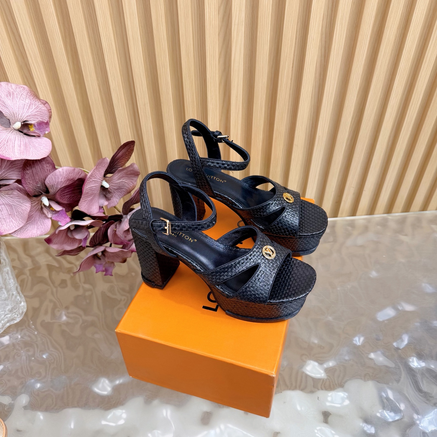 NO:668747,2026 spring and summer new Louis Vuitton, Louis Vuitton LV new spring and summer thick heel, waterproof tire sandals —————————————— Gaining height is no longer a dream, wear it with perfect confidence. Fashionable and versatile style, you can wear long legs in one second Louis  Vuitton/Louis Vuitton women's LV letter high-heeled sandals. The Shake open hip design on the back of this V sandal is made of imported calf leather. The bold design color presentation perfectly enhances its modern lines. It is famous for its iconic V-line wide heel and exquisite details with brand letters. Inspired by the iconic opening of the Twist bag, timeless Louis Vuitton signature elegance ————————————— Fabric original custom raffia weave/cloth Lining high-quality sheepskin Insole high-quality sheepskin  The original sole is made of 1:1 open private mold pattern rubber, the water tire is 4.5cm high, the thick heel is 12cm high, the size is 35-42 (customized at 40.41.42), high heels and sandals, louis vuitton, louis vuitton, louis vuitton, sandals, high heels, espadrilles, cowhide, sheepskin198609092026春夏新款Louis Vuitton、路易威登LV春夏新款粗跟、防水胎凉鞋 —————————————— 增高再也不是梦,穿出完美自信感 时尚潮流百搭款,一秒穿出大长腿 Louis Vuitton/路易威登女款LV字母高跟凉鞋,此款V家凉鞋背面的Shake开放式臀部设计由进口小牛皮制成,大胆设计的色彩呈现,完美提升其现代线条,以其标志性的V行宽跟和带有品牌字母的精致细节而著称,灵感来自Twist包的标志性开舍,永恒的路易威登签名优雅 ——————————————— 面料原版定制拉菲草编织/布 里料优质羊皮 鞋垫优质羊皮 鞋底原版1:1开私模花纹橡胶 水胎高4.5cm 粗跟高12cm 码数35—42（40.41.42定做）,高跟鞋凉鞋,louis vuitton,louis vuitton,louis vuitton,sandals,high heels,espadrilles,cowhide,sheepskin,Women's Shoes