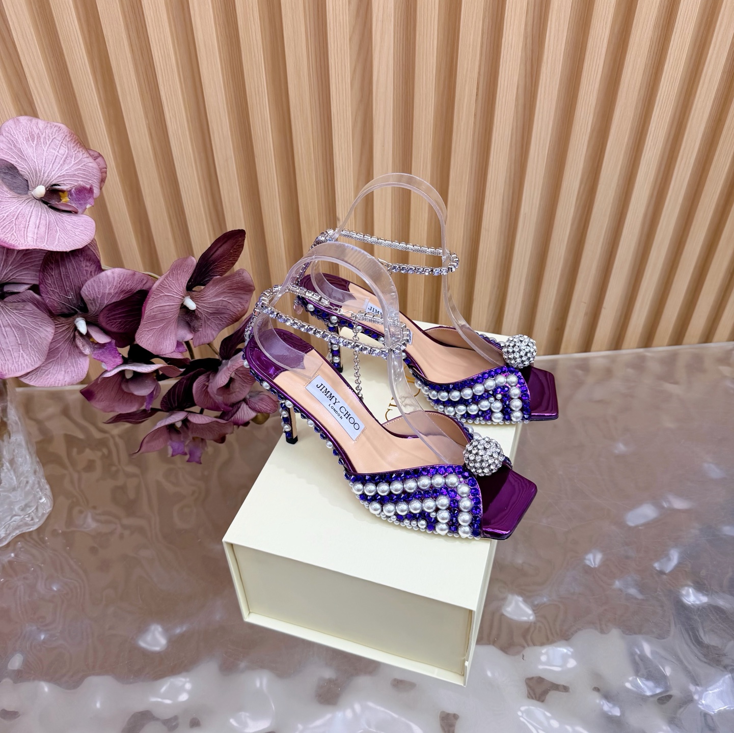 NO:669366,2025SSJIMMY CHOO evening high-heeled sandals/shoes —————————— Top version Australian pointed toe round toe series, simply beautiful. Fall in love with elegance, fall in love with the playful sense of the future, just take a look and want to own it immediately, but a pair of exquisite high heels is really something you can think about~ The series is specially designed for extraordinary and indifferent ladies, thus creating a unique overall effect. Jimmy Choo designs products that inspire women to move forward and highlight their charm.  1 Fabric: Pearl hot diamond 2 Lining Sheepskin lining Super soft and delicate 3 Outsole Imported Italian raw color cowhide sole 4 code number 35 to 39 (40, 41.42 customized) 5 Heel height 8.5cm, high heels sandals, jimmy choo, sandals, high heels, cowhide, sheepskin198609092025SSJIMMY CHOO 晚宴高跟凉鞋/单鞋 ——————————顶级版本 澳大利亚尖头 圆头系列、简直是美上天了,爱上优雅、爱上俏皮的未来感,光看一眼便想马上拥有,但一双精致的高跟鞋确是可以想想滴～ 系列专为超凡绝伦、无所谓的女士而设计,从而打造出别致的整体效果,Jimmy Choo 设计出激发女性一往无前的产品彰显魅力 1面料:珍珠烫钻 2内里 羊皮内里 超级柔软细腻 3大底 进口意大利原色牛皮底 4码数 35一39 (40、41.42 定制) 5跟高 8.5cm,高跟鞋凉鞋,jimmy choo,sandals,high heels,cowhide,sheepskin,Women's Shoes