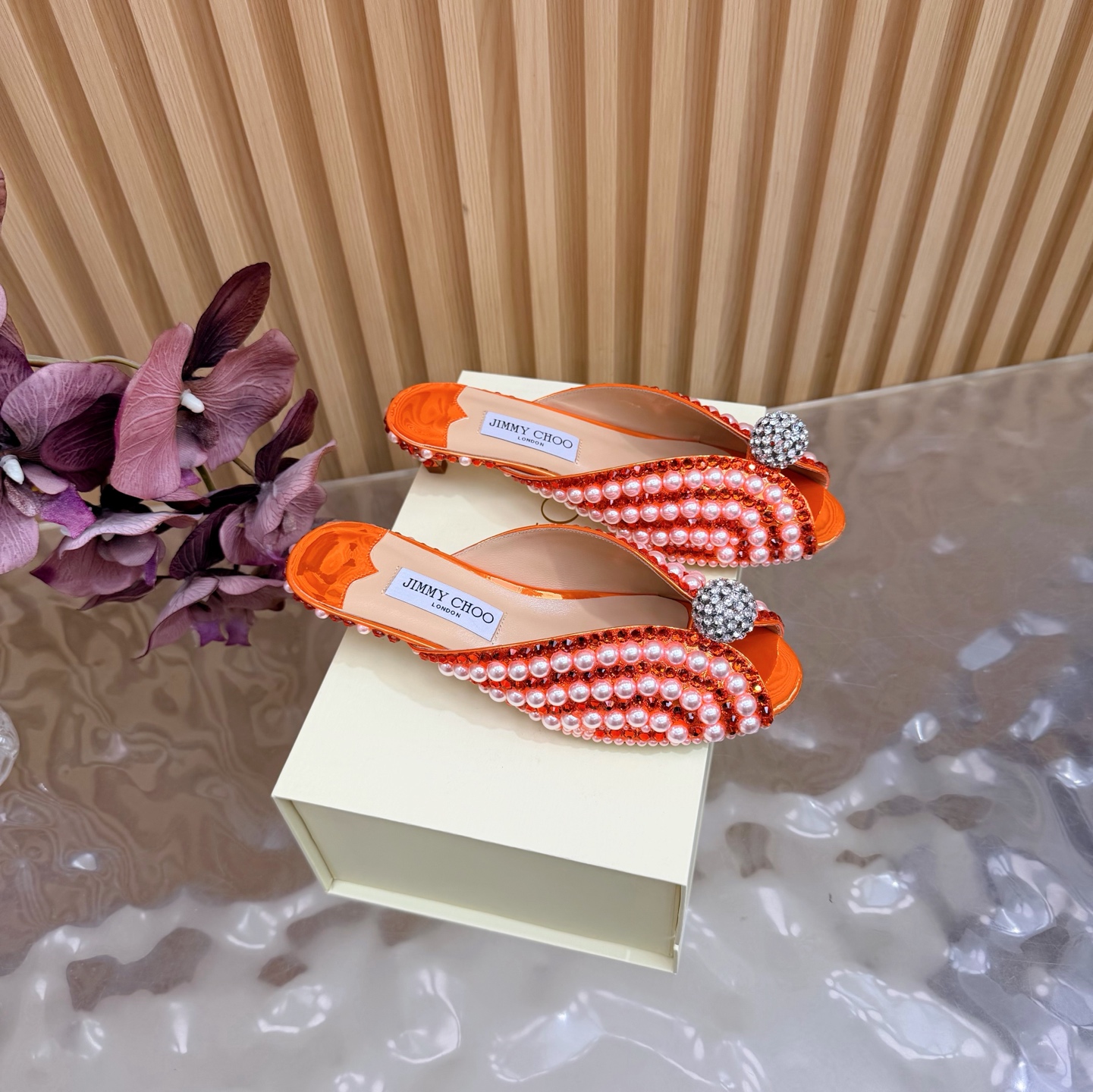 NO:669362,2025SSJIMMY CHOO evening high-heeled sandals/shoes —————————— Top version Australian pointed toe round toe series, simply beautiful. Fall in love with elegance, fall in love with the playful sense of the future, just take a look and want to own it immediately, but a pair of exquisite high heels is really something you can think about~ The series is specially designed for extraordinary and indifferent ladies, thus creating a unique overall effect. Jimmy Choo designs products that inspire women to move forward and highlight their charm.  1 Fabric: Pearl hot diamond 2 Lining Sheepskin lining Super soft and delicate 3 Outsole Imported Italian original color cowhide sole 4 Size 35 to 39 (40, 41.42 customized) 5 Heel height 2.5cm, slippers, jimmy choo, sandals, high heels, slippers, cowhide, sheepskin198609092025SSJIMMY CHOO 晚宴高跟凉鞋/单鞋 ——————————顶级版本 澳大利亚尖头 圆头系列、简直是美上天了,爱上优雅、爱上俏皮的未来感,光看一眼便想马上拥有,但一双精致的高跟鞋确是可以想想滴～ 系列专为超凡绝伦、无所谓的女士而设计,从而打造出别致的整体效果,Jimmy Choo 设计出激发女性一往无前的产品彰显魅力 1面料:珍珠烫钻 2内里 羊皮内里 超级柔软细腻 3大底 进口意大利原色牛皮底 4码数 35一39 (40、41.42 定制) 5跟高 2.5cm,拖鞋,jimmy choo,sandals,high heels,slippers,cowhide,sheepskin,Women's Shoes