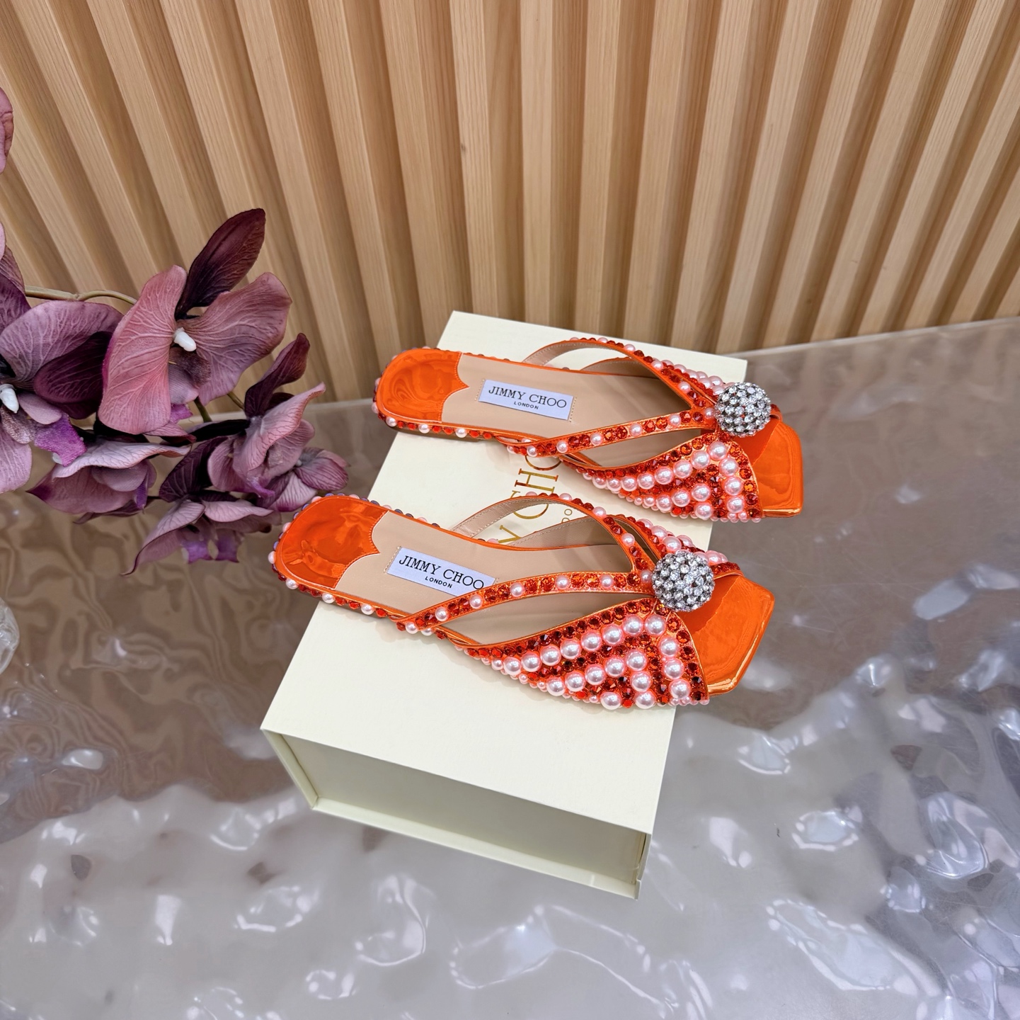 NO:669361,2025SSJIMMY CHOO evening high-heeled sandals/shoes —————————— Top version Australian pointed toe round toe series, simply beautiful. Fall in love with elegance, fall in love with the playful sense of the future, just take a look and want to own it immediately, but a pair of exquisite high heels is really something you can think about~ The series is specially designed for extraordinary and indifferent ladies, thus creating a unique overall effect. Jimmy Choo designs products that inspire women to move forward and highlight their charm.  1 Fabric: Pearl hot diamond 2 Lining Sheepskin lining Super soft and delicate 3 Outsole Imported Italian original color cowhide leather bottom 4 code number 35 to 39 (40, 41.42 customized) 5 heels flat bottom, slippers, jimmy choo, sandals, high heels, slippers, cowhide, sheepskin198609092025SSJIMMY CHOO 晚宴高跟凉鞋/单鞋 ——————————顶级版本 澳大利亚尖头 圆头系列、简直是美上天了,爱上优雅、爱上俏皮的未来感,光看一眼便想马上拥有,但一双精致的高跟鞋确是可以想想滴～ 系列专为超凡绝伦、无所谓的女士而设计,从而打造出别致的整体效果,Jimmy Choo 设计出激发女性一往无前的产品彰显魅力 1面料:珍珠烫钻 2内里 羊皮内里 超级柔软细腻 3大底 进口意大利原色牛皮底 4码数 35一39 (40、41.42 定制) 5跟高 平底,拖鞋,jimmy choo,sandals,high heels,slippers,cowhide,sheepskin,Women's Shoes