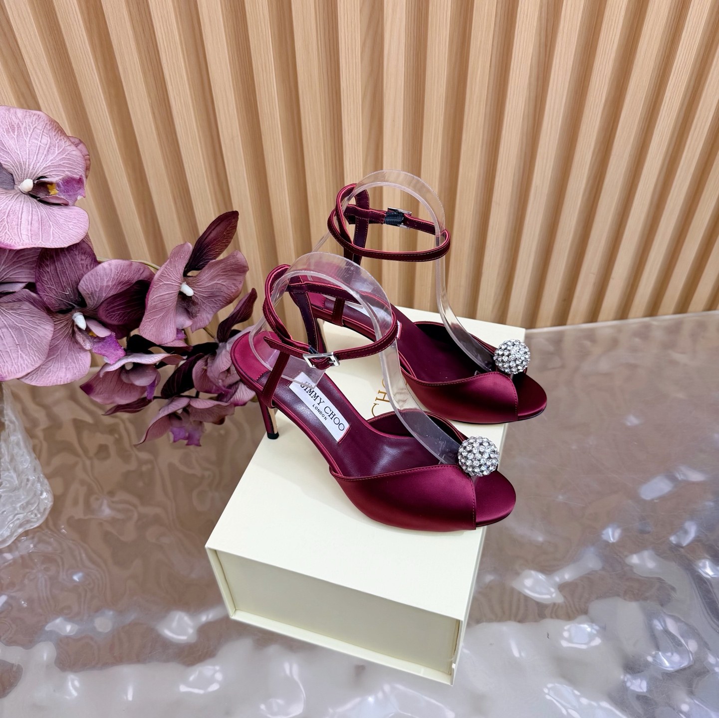 NO:669359,2025SSJIMMY CHOO evening high-heeled sandals/shoes —————————— Top version Australian pointed toe round toe series, simply beautiful. Fall in love with elegance, fall in love with the playful sense of the future, just take a look and want to own it immediately, but a pair of exquisite high heels is really something you can think about~ The series is specially designed for extraordinary and indifferent ladies, thus creating a unique overall effect. Jimmy Choo designs products that inspire women to move forward and highlight their charm.  1 Fabric: Silk 2 Lining Sheepskin lining Super soft and delicate 3 Outsole Imported Italian original color cowhide leather bottom 4 Size 35 to 39 (40, 41.42 customized) 5 Heel height 8.5cm, high heels sandals, jimmy choo, sandals, high heels, cowhide, sheepskin, real silk198609092025SSJIMMY CHOO 晚宴高跟凉鞋/单鞋 ——————————顶级版本 澳大利亚尖头 圆头系列、简直是美上天了,爱上优雅、爱上俏皮的未来感,光看一眼便想马上拥有,但一双精致的高跟鞋确是可以想想滴～ 系列专为超凡绝伦、无所谓的女士而设计,从而打造出别致的整体效果,Jimmy Choo 设计出激发女性一往无前的产品彰显魅力 1面料:真丝 2内里 羊皮内里 超级柔软细腻 3大底 进口意大利原色牛皮底 4码数 35一39 (40、41.42 定制) 5跟高 8.5cm,高跟鞋凉鞋,jimmy choo,sandals,high heels,cowhide,sheepskin,real silk,Women's Shoes