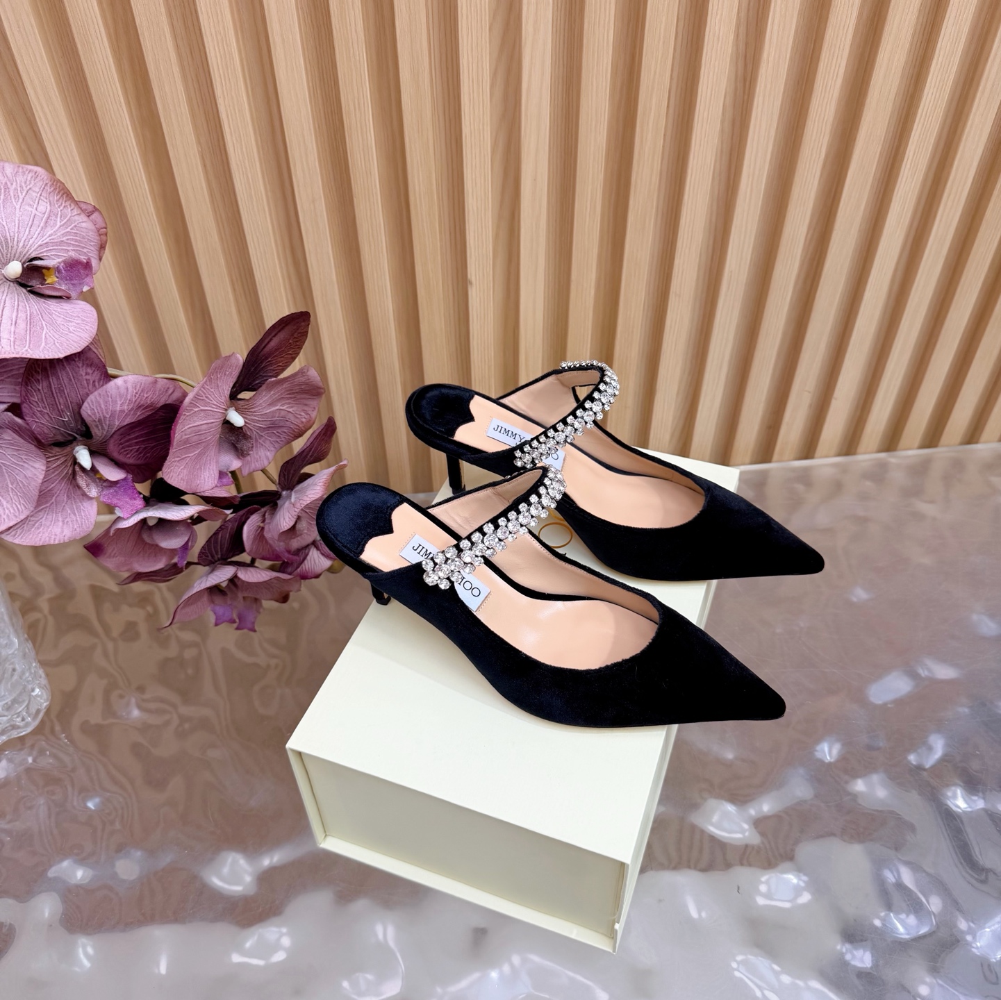 NO:669355,2025SSJIMMY CHOO evening high-heeled sandals/shoes —————————— Top version Australian pointed toe round toe series, simply beautiful. Fall in love with elegance, fall in love with the playful sense of the future, just take a look and want to own it immediately, but a pair of exquisite high heels is really something you can think about~ The series is specially designed for extraordinary and indifferent ladies, thus creating a unique overall effect. Jimmy Choo designs products that inspire women to move forward and highlight their charm.  1 Fabric: Velvet 2 Lining Sheepskin lining Super soft and delicate 3 Outsole Imported Italian original color cowhide bottom 4 Size 35 to 39 (40, 41.42 customized) 5 Heel height 6.5cm, half-slip high heels, jimmy choo, sandals, high heels, cowhide, sheepskin198609092025SSJIMMY CHOO 晚宴高跟凉鞋/单鞋 ——————————顶级版本 澳大利亚尖头 圆头系列、简直是美上天了,爱上优雅、爱上俏皮的未来感,光看一眼便想马上拥有,但一双精致的高跟鞋确是可以想想滴～ 系列专为超凡绝伦、无所谓的女士而设计,从而打造出别致的整体效果,Jimmy Choo 设计出激发女性一往无前的产品彰显魅力 1面料:丝绒 2内里 羊皮内里 超级柔软细腻 3大底 进口意大利原色牛皮底 4码数 35一39 (40、41.42 定制) 5跟高 6.5cm,半拖高跟鞋,jimmy choo,sandals,high heels,cowhide,sheepskin,Women's Shoes