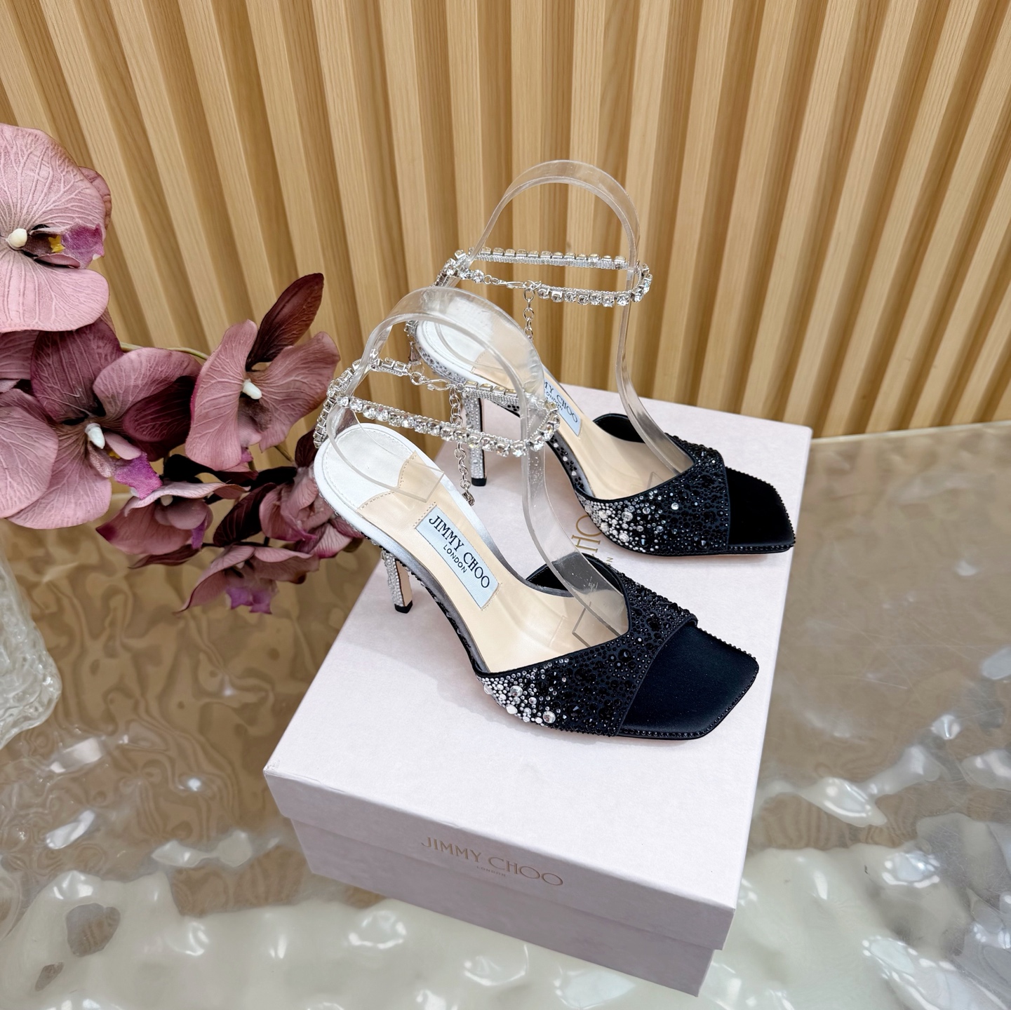 NO:669352,——————New color matching—————— Rhinestone starry sky Exclusive high version of the market debut New color matching Jimmy Choo modern shoes, street style artifact SAE crystal chain high-heeled sandals Pointed drag series Symphony color matching hot diamond style Eye-catching rainbow wedding shoes —————————— (The whole shoe is made of Swarovski crystal hot diamond) Personalized sandal series, 99%  The unique individual, plus the outstanding inspiration of 1, perfect street photography, allowing you to make blockbusters in seconds. A little sparkle, dazzling light, romantic photos are ready, lighting up your good mood. The heels are all hand-hot diamonds, and the original custom-made crystal diamond necklace is densely inlaid, weaving a starlight curtain ————————————— The fabric is high-grade silk satin with hot diamonds, the inner material is fine lambskin, the outsole is Italian AAA grade cowhide, and the heel height is 10cm  Size 35-39 (40, 41, 42 are custom-made and non-returnable), high heels and sandals, jimmy choo, swarovski, sandals, high heels, necklace, cowhide, sheepskin, real silk19860909———————新配色—————— 水钻星空 市场独家高版本首发 新配色 Jimmy Choo摩登鞋履,街拍神器SAE水晶链高跟凉鞋 尖拖系列 幻彩拼色烫钻款 夺目彩虹婚鞋 ———————————（整鞋采用施华洛世奇水晶烫钻）个性凉鞋系,99％ 的独特个体,添上1的出众灵感,满分街拍,让你分分秒秒出大片.点点闪耀,璀璨炫光,浪漫的写真就绪,照亮你的好心情.鞋跟都是手工烫钻,原版定制水晶钻项链密密镶嵌,织出星光幕布 ————————————— 面料高级真丝缎烫钻 内料上等小羊皮 大底意大利三A级牛皮底 跟高10cm 码数35－39（40、41、42 定做不退换）,高跟鞋凉鞋,jimmy choo,swarovski,sandals,high heels,necklace,cowhide,sheepskin,real silk,Women's Shoes