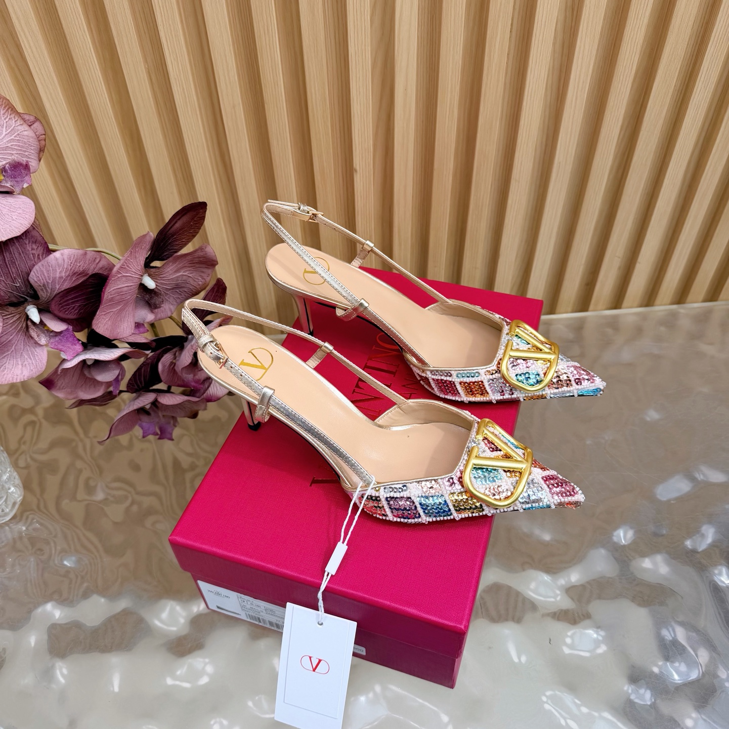 NO:669697,Original quality, correct version. Valentino 2026 spring and summer series colorful diamond VLOGO high heels and sandals. Pointed stiletto heel design, upper color sequins + crystal embellishment, blingbling super eye-catching golden VLOGO metal buckle, full of brand feeling, 8.5cm heel height elongates the leg line, elegant and aura. The back strap design makes the wear more stable, suitable for formal occasions such as dinners and parties, and can also add points to daily wear. It is a practical and luxurious fashion item!  Size 35-43 (40, 41, 42, 43 customized), high heels sandals, valentino, sandals, high heels19860909原版品质,对版做法 好货不怕迟Valentino2026春夏系列彩钻VLOGO高跟鞋 凉鞋 尖头细跟设计,鞋面彩色亮片+水晶点缀,blingbling超吸睛金色VLOGO金属扣,品牌感满满,8.5cm跟高拉长腿部线条,优雅又显气场. 后绊带设计,穿着更稳,适合晚宴,派对等正式场合,也能为日常穿搭加分,是实用又奢华的时尚单品! Size 35-43（40、41、42、43订做）,高跟鞋凉鞋,valentino,sandals,high heels,Women's Shoes