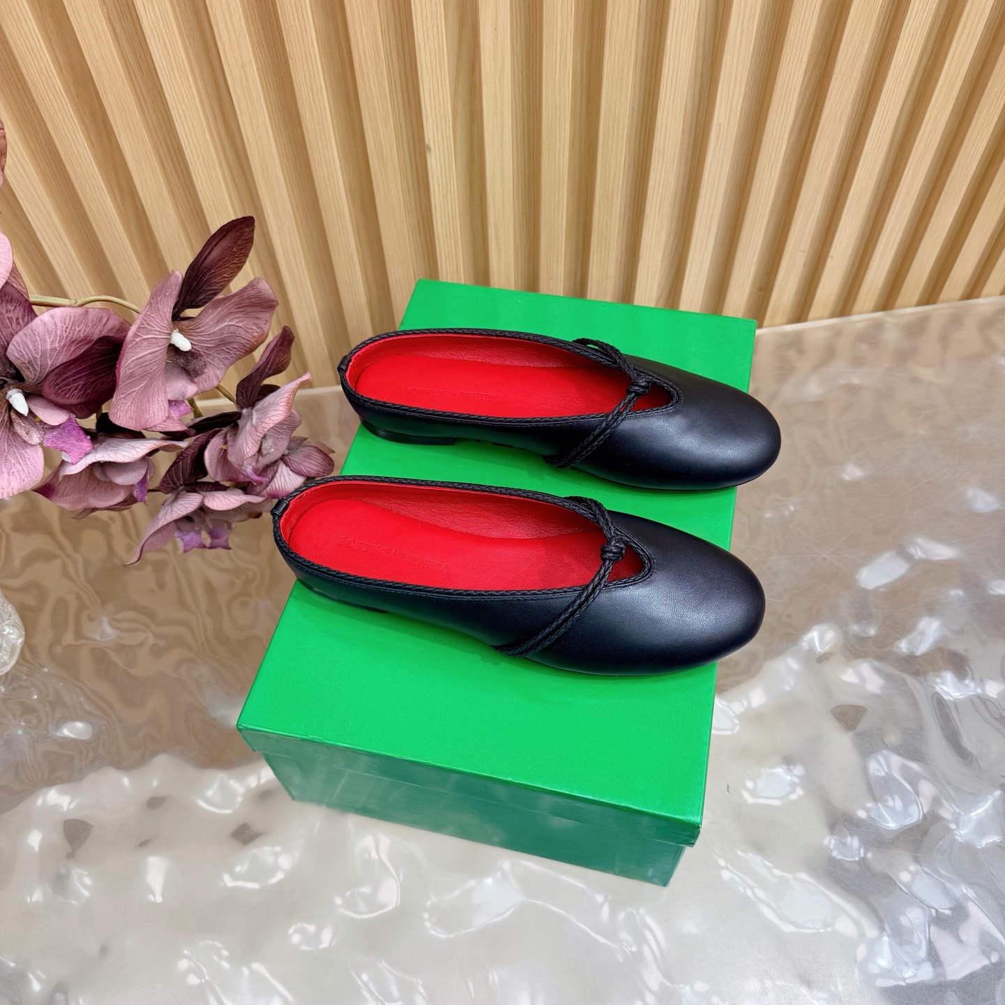 NO:679006,The top version of Bottega Venet* granny shoes —————————— Bottega BV’s latest Adamo series women’s two-wear loafers Original purchase, development, production Inspired by the free and casual retro style of the 1990s, Bottega Veneta launches a new unisex loafer Adamo series  While ensuring casual comfort, there is no shortage of fine carvings in styling design to achieve a light foot feel. The exquisite and avant-garde design brings a new interpretation, paying tribute to individual style in the collision of function and silhouette, creating a timeless style. 'Dynamic' is one of Matthieu Blazy's important design concepts. While being comfortable to wear, it can also elegantly modify the foot lines, and can be freely matched with trousers or shorts to easily control a variety of daily styles. /About material./ FABRIC CONTENT Fabric: Cowhide  Sole: Original genuine leather outsole Size: 35-41 (40/41 customized, non-returnable), single shoes, bottega veneta, bottega veneta, bottega veneta, loafers, shorts, cowhide, Leather soles19860909顶级版本Bottega Venet* 奶奶单鞋 ———————————— 葆蝶家BV最新款Adamo系列 女款两穿乐福鞋 原版购入开发 做货 Bottega Veneta 以 90年代自由随性的复古风格为灵感,推出全新的中性乐福鞋 Adamo 系列 在保证休闲舒适的同时,不乏造型设计的精细雕琢,以此实现轻盈的脚感.以精致前卫的设计带来全新的演绎,在功能与廓形的碰撞中致敬个性风采、打造永不过时的造型风格.动态”是Matthieu Blazy 的重要设计理念之一. 在穿着舒适的同时,还可以优雅修饰足部线条,更能自由搭配裤装或短裤、轻松驾驭多种日常风格  . /关于材质./ FABRIC CONTENT 面料 : 牛皮 鞋底 : 原版真皮大底 Size : 35-41（40/41定做不退换）,单鞋,bottega veneta,bottega veneta,bottega veneta,loafers,shorts,cowhide,Leather soles,Women's Shoes