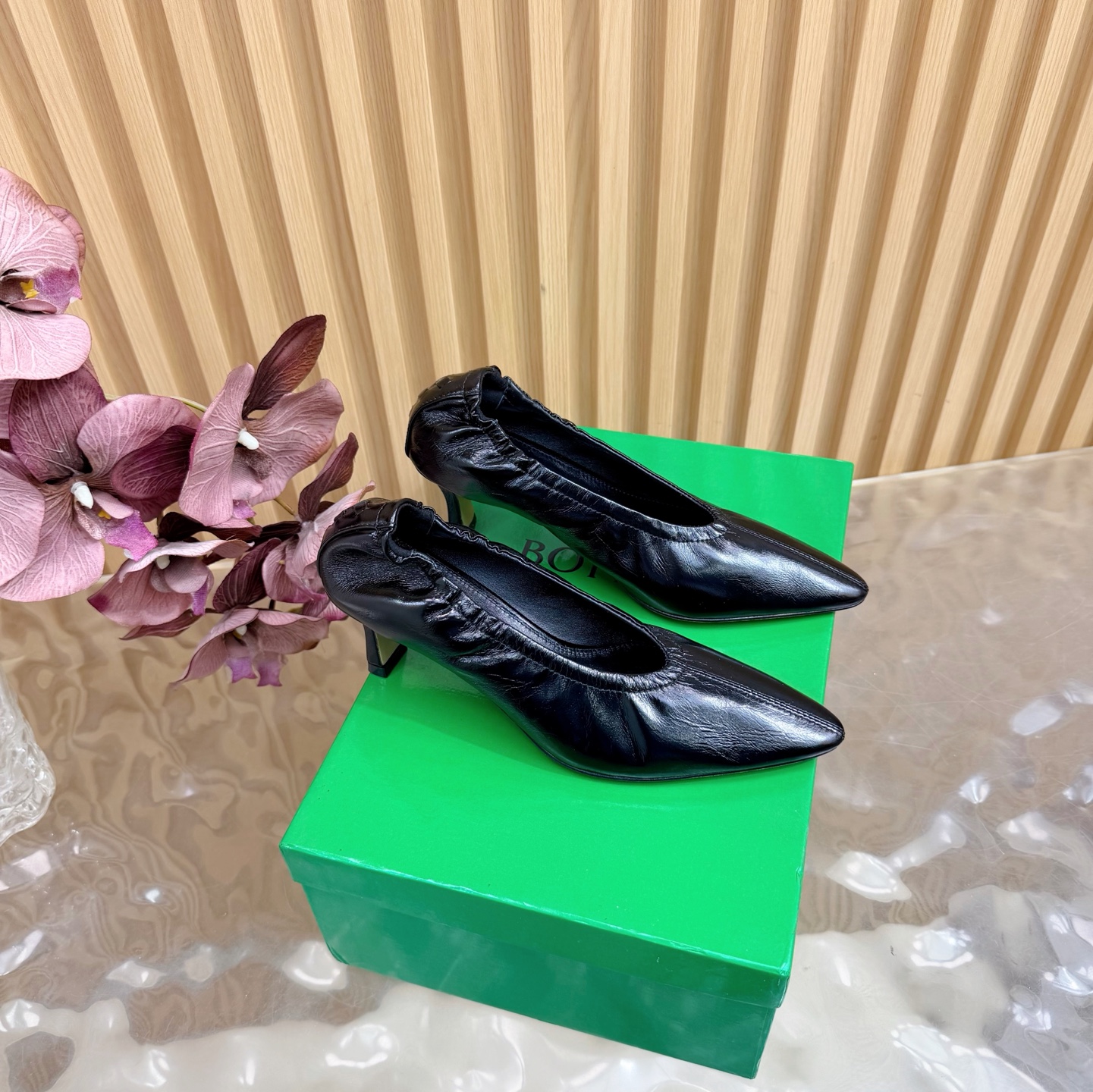 NO:679004,The top version of Bottega Venet* grandma high-heeled shoes ———————————— (7cm) Bottega Veneta BV’s latest Adamo series women’s two-wear loafers. Original purchase, development and production. Inspired by the free and casual retro style of the 1990s, Bottega Veneta launches a new unisex loafer Adamo series.  While ensuring casual comfort, there is no shortage of fine carvings in styling design to achieve a light foot feel. The exquisite and avant-garde design brings a new interpretation, paying tribute to individual style in the collision of function and silhouette, creating a timeless style. 'Dynamic' is one of Matthieu Blazy's important design concepts. While being comfortable to wear, it can also elegantly modify the foot lines, and can be freely matched with trousers or shorts to easily control a variety of daily styles. /About material./ FABRIC CONTENT Fabric: Cowhide  Sole: Original genuine leather outsole Size: 35-41 (40/41 customized, non-refundable), high-heeled shoes, bottega veneta, bottega veneta, bottega veneta, loafers, high heels, shorts, cowhide, Leather soles19860909顶级版本Bottega Venet* 奶奶高跟单鞋 ————————————（7cm） 葆蝶家BV最新款Adamo系列 女款两穿乐福鞋 原版购入开发 做货 Bottega Veneta 以 90年代自由随性的复古风格为灵感,推出全新的中性乐福鞋 Adamo 系列 在保证休闲舒适的同时,不乏造型设计的精细雕琢,以此实现轻盈的脚感.以精致前卫的设计带来全新的演绎,在功能与廓形的碰撞中致敬个性风采、打造永不过时的造型风格.动态”是Matthieu Blazy 的重要设计理念之一. 在穿着舒适的同时,还可以优雅修饰足部线条,更能自由搭配裤装或短裤、轻松驾驭多种日常风格  . /关于材质./ FABRIC CONTENT 面料 : 牛皮 鞋底 : 原版真皮大底 Size : 35-41（40/41定做不退换）,高跟鞋单鞋,bottega veneta,bottega veneta,bottega veneta,loafers,high heels,shorts,cowhide,Leather soles,Women's Shoes