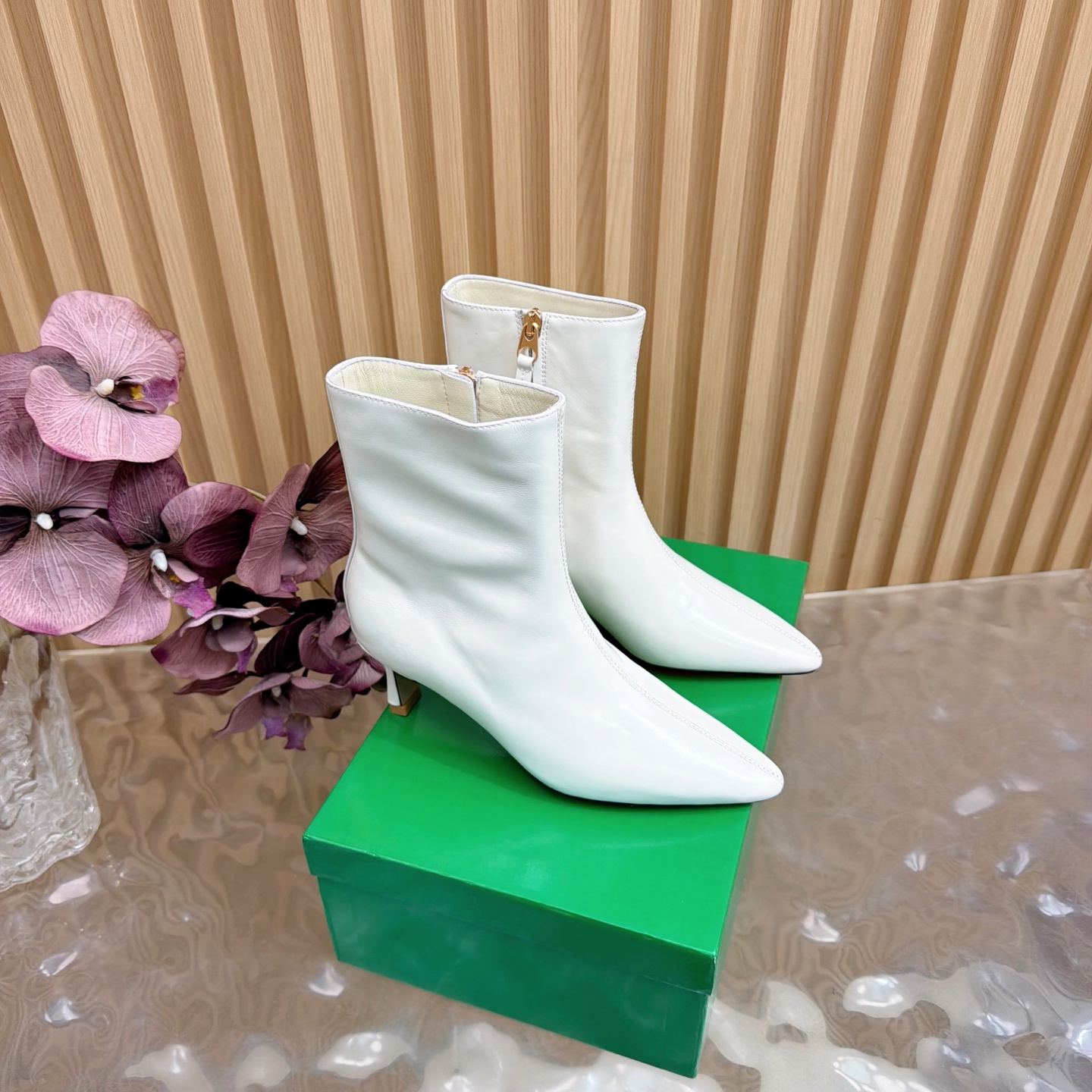 NO:679001,Top version of Bottega Venet* high-heeled short boots ———————————— (7cm) Bottega Veneta BV’s latest Adamo series women’s two-wear loafers Original purchase, development and production Inspired by the free and casual retro style of the 1990s, Bottega Veneta launches a new unisex loafer Adamo series  While ensuring casual comfort, there is no lack of fine carving of styling design to achieve a light foot feel. The exquisite and avant-garde design brings a new interpretation, pays tribute to individual style in the collision of function and silhouette, and creates a timeless styling style. 'Dynamic' is one of Matthieu Blazy's important design concepts. While being comfortable to wear, it can also elegantly modify the foot lines, and can be freely matched with trousers or shorts to easily control a variety of daily styles. /About the material./ FABRIC CONTENT Fabric: Oiled cowhide  Sole: Original genuine leather outsole Size: 35-41 (40/41 customized, non-returnable), boots, bottega veneta, bottega veneta, bottega veneta, loafers, boots, shorts, cowhide, Leather soles19860909顶级版本Bottega Venet* 高跟短靴 ————————————（7cm） 葆蝶家BV最新款Adamo系列 女款两穿乐福鞋 原版购入开发 做货 Bottega Veneta 以 90年代自由随性的复古风格为灵感,推出全新的中性乐福鞋 Adamo 系列 在保证休闲舒适的同时,不乏造型设计的精细雕琢,以此实现轻盈的脚感.以精致前卫的设计带来全新的演绎,在功能与廓形的碰撞中致敬个性风采、打造永不过时的造型风格.动态”是Matthieu Blazy 的重要设计理念之一. 在穿着舒适的同时,还可以优雅修饰足部线条,更能自由搭配裤装或短裤、轻松驾驭多种日常风格  . /关于材质./ FABRIC CONTENT 面料 : 油腊牛皮 鞋底 : 原版真皮大底 Size : 35-41（40/41定做不退换）,靴子,bottega veneta,bottega veneta,bottega veneta,loafers,boots,shorts,cowhide,Leather soles,Women's Shoes