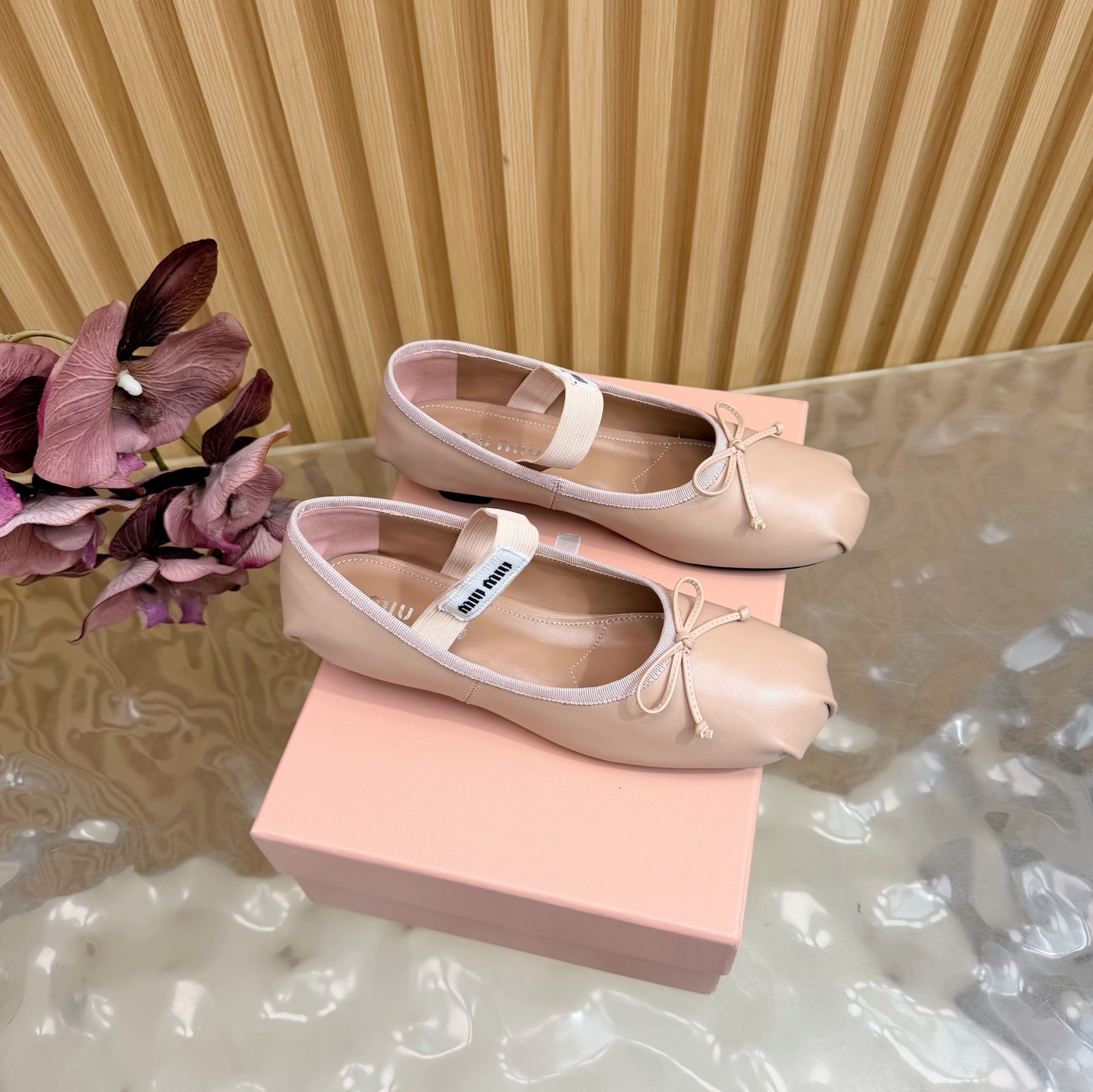 NO:678998,Miu Miu New Bow Ballet Cat Heel Shoes Girls Slippers Series New Miumiu ————————Shoes (2.5cm) ★★★★★ The latest Paris Fashion Week catwalk model, a brand new series that coexists comfort and fashion, pointed and round toe designs match different style needs. Original upper customized from Yangjing. Lining: Original customized sheepskin lining, cowhide foot pads. Outsole. Original genuine leather outsole. Shoe size:  35-39 (34, 40, 41 customizations are non-returnable) Delivery of the latest luxury counter full package, ballet shoes, miumiu, slippers, cowhide, sheepskin, sheep, Leather soles19860909缪 缪 新款蝴蝶结 芭蕾舞猫跟单鞋少女拖鞋 系列上新miumiu ——————————单鞋（2.5cm） ★★★★★ 巴黎时装周最新走秀款,舒适度与时髦度并存的开挂全新系列,尖头与圆头设计搭配不同风格需求 鞋面原版定制羊京  内里: 原版定制羊皮内里,牛皮垫脚 大底原版真皮大底 鞋码: 35-39（34、40、41定制不退换） 配送豪华最新专柜全套包装,芭蕾舞鞋,miumiu,slippers,cowhide,sheepskin,sheep,Leather soles,Women's Shoes