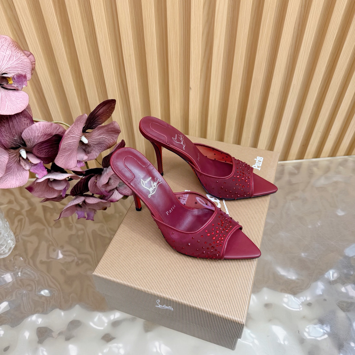 NO:678992,Christian Louboutin | 2025s original CL new show high heels ~ Fashion catwalk red-soled sandals ———————————— New red-soled metal heels and fiery rose high-heeled shoes There is nothing to say, they are completely beautiful and crazy #fatal temptation. Upper: Beautiful new style, with roses on the toes in full bloom, sewn from petals to flowers, and inlaid with crystals, all hand-stitched. The upper foot is exquisite and attractive. The material is mesh and drilled, and the lining is sheepskin.  Outsole Original imported top quality genuine leather outsole Size35–42 (35.40.41.42) Customized and non-returnable Heel height 10.5cm, high heels and slippers, christian louboutin, sandals, high heels, slippers, sheepskin, Leather soles19860909Christian Louboutin | 2025s原版CL全新秀款高跟鞋～ 时装走秀红底凉鞋 ———————————— 新款红底金属跟火红玫瑰高跟鞋 没什么好说的就是一整个美疯#致命的诱惑 鞋面:绝美的新款,盛放足尖上的玫瑰,从花瓣缝制为花朵,在到水晶的镶嵌均全部纯手工缝制 上脚精致逼人 材质网纱烫钻 内里羊皮里 大底原版进口顶级真皮大底 Size35–42（35.40.41.42）订做不退换 跟高10.5cm,高跟鞋拖鞋,christian louboutin,sandals,high heels,slippers,sheepskin,Leather soles,Women's Shoes