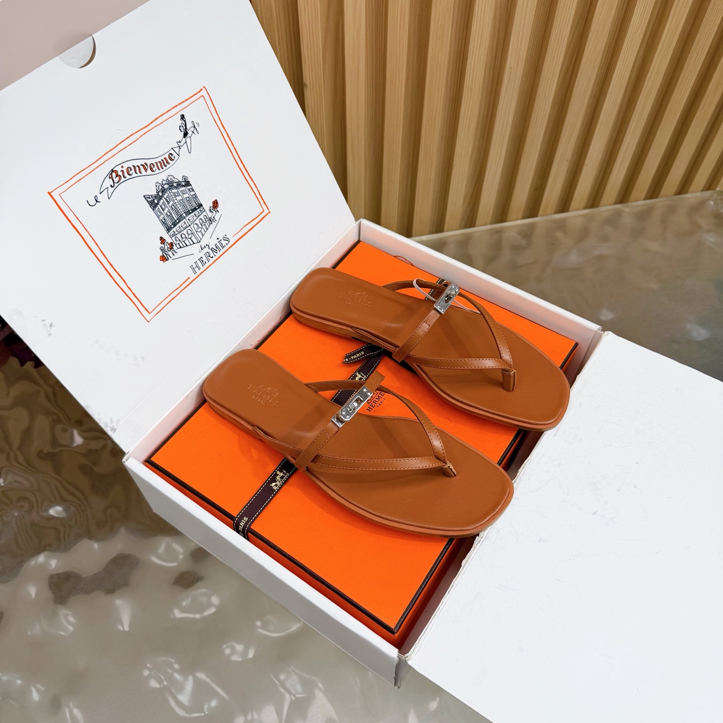 NO:678989,Hermes Miss Sandals Series H classic Kelly buckle flip-flops thin strap flip-flops flat sandals —————— Top quality (with high-end airplane case) Calf leather sandals, with mini version of the classic Kelly shoe buckle. The interwoven design presents a simple summer look. Customized calfskin upper, sheepskin lining, double-layer Italian A-grade genuine leather outsole  Size 35-39 (40.41.42 customized, non-refundable), split-toe shoes, hermes, hermes, sandals, slippers, cowhide, sheepskin, Leather soles19860909Hermes 爱马仕 Miss凉鞋系列 H家经典Kelly扣人字拖鞋细带夹趾平底凉拖鞋 ———————顶级品质（配高档飞机盒） 小牛皮凉鞋,搭配迷你版本的经典Kelly鞋扣.交织设计呈现简约夏日造型. 鞋面定制小牛皮 内里垫脚羊皮 鞋底双层意大利A级真皮大底 码数35-39（40.41.42定做不退换）,分趾鞋,hermes,hermes,sandals,slippers,cowhide,sheepskin,Leather soles,Women's Shoes