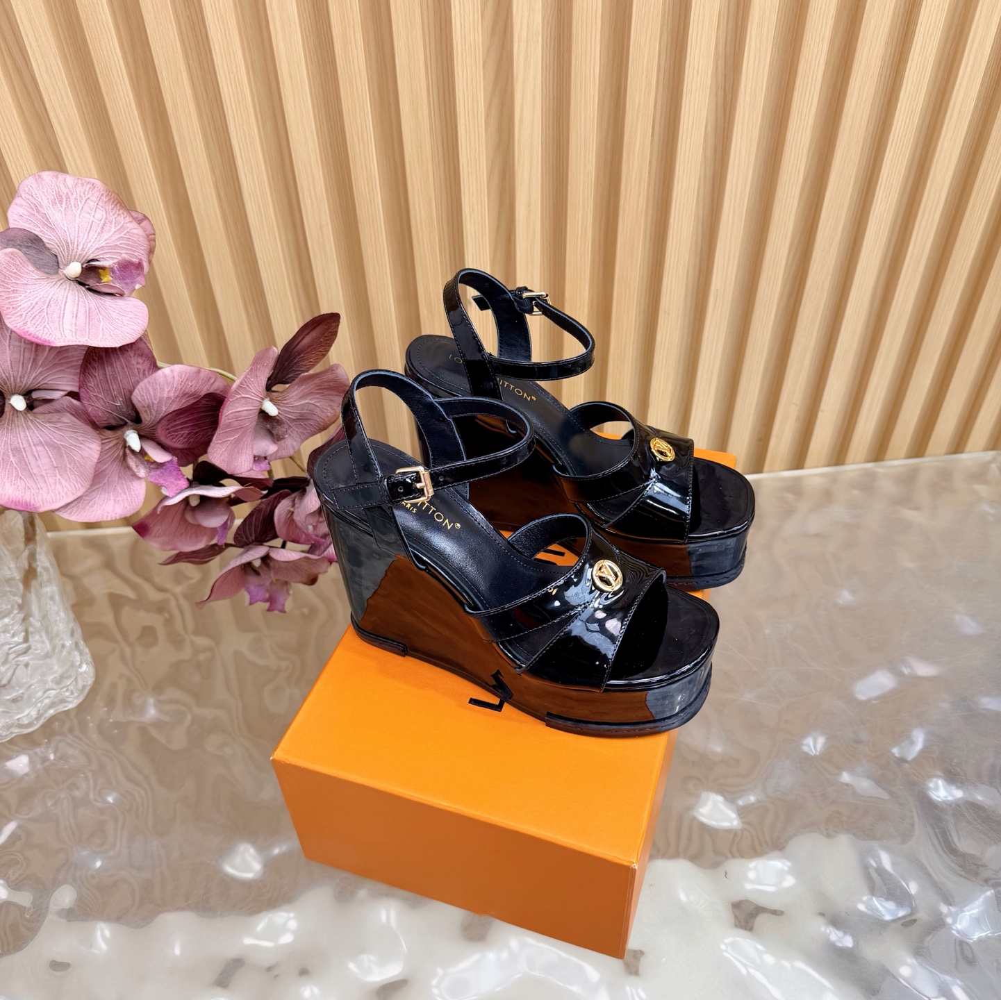 NO:678988,2026 spring and summer new Louis Vuitton, Louis Vuitton LV spring and summer new thick heel, platform sandals —————————————— Gaining height is no longer a dream, wear it with perfect confidence. Fashionable and versatile style, you can wear long legs in one second Louis  Vuitton/Louis Vuitton women's LV letter high-heeled sandals. The Shake open hip design on the back of this V sandal is made of imported calfskin. The bold design color presentation perfectly enhances its modern lines. It is famous for its iconic V-line wide heel and exquisite details with brand letters. Inspired by the iconic opening of the Twist bag, timeless Louis Vuitton signature elegance ————————————— Fabric original patent leather Lining high-quality sheepskin Insole high-quality sheepskin  The original sole is made of 1:1 private mold pattern rubber, the water tire is 4.5cm high, the thick heel is 12cm high, the size is 35-42 (customized at 40.41.42), high heels and sandals, louis vuitton, louis vuitton, louis vuitton, sandals, high heels, cowhide, sheepskin198609092026春夏新款Louis Vuitton、路易威登LV春夏新款粗跟、防水台凉鞋 —————————————— 增高再也不是梦,穿出完美自信感 时尚潮流百搭款,一秒穿出大长腿 Louis Vuitton/路易威登女款LV字母高跟凉鞋,此款V家凉鞋背面的Shake开放式臀部设计由进口小牛皮制成,大胆设计的色彩呈现,完美提升其现代线条,以其标志性的V行宽跟和带有品牌字母的精致细节而著称,灵感来自Twist包的标志性开舍,永恒的路易威登签名优雅 ——————————————— 面料原版漆皮 里料优质羊皮 鞋垫优质羊皮 鞋底原版1:1开私模花纹橡胶 水胎高4.5cm 粗跟高12cm 码数35—42（40.41.42定做）,高跟鞋凉鞋,louis vuitton,louis vuitton,louis vuitton,sandals,high heels,cowhide,sheepskin,Women's Shoes