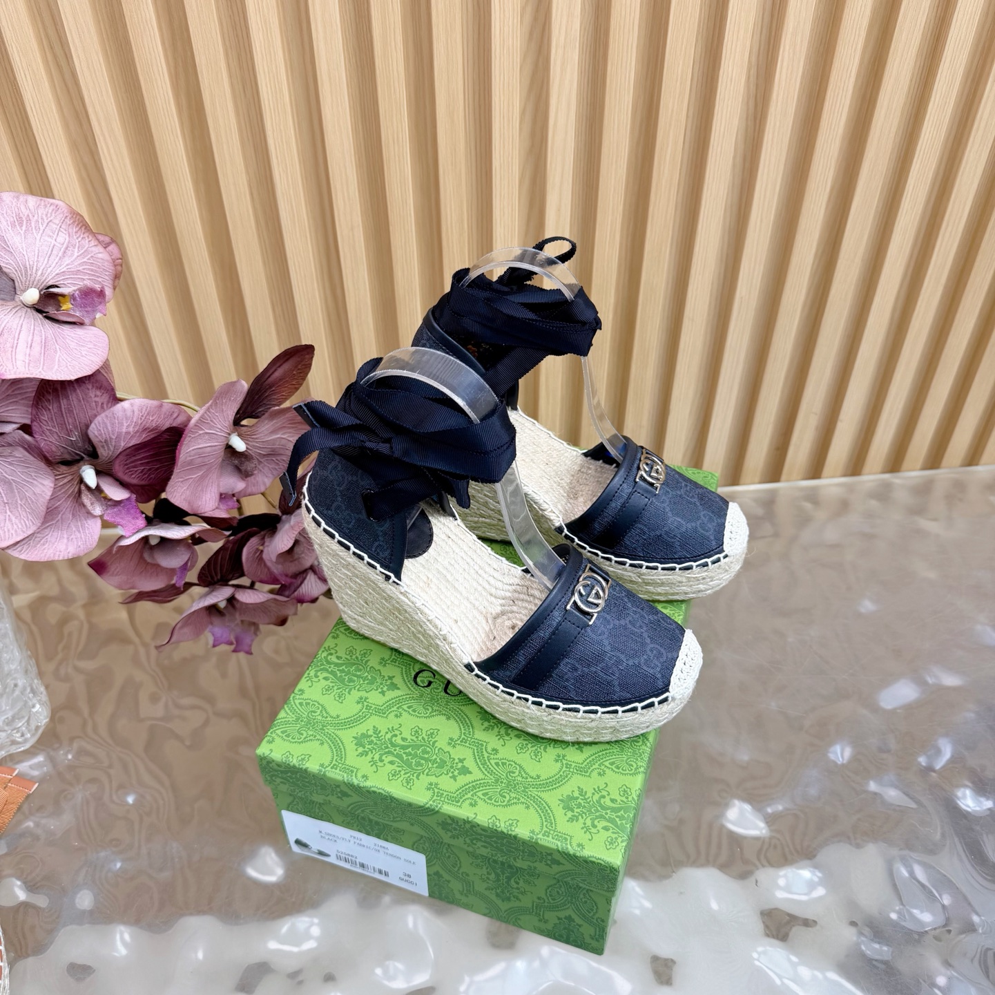 NO:680285,GUCCI wedge fisherman sandals with double G buckle leather are on sale at the 2025 counter simultaneously/Series products are updated simultaneously —————————————————— This sandal is made of cotton canvas, with a rope waterproof platform design, vividly showing the rich contrasting effect throughout the early spring series. It adds a romantic atmosphere to the archival interlocking Double G shape from the 1970s. Special material material Interlocking Double G embroidery Rope waterproof platform with rubber sole  Grosgrain lace-up closure at ankle, heel height 10cm, size 36-41 (customized for 40, 41), high-heeled sandals, gucci, sandals, high heels, espadrilles198609092025专柜同步发售GUCCI 古奇坡跟渔夫凉鞋双G扣皮面/系列产品同步更新 ———————————————— 这款凉鞋采用棉质帆布制成,搭配绳编防水台设计,生动呈现贯穿于早春系列中的丰富撞色效果.为源自70年代的典藏互扣式双G造型加入浪漫气息 材质特殊布面 互扣式双G刺绣 绳编防水台搭配橡胶鞋底 踝部罗缎系带开合 跟高10cm 码数36-41（40、41定制）,高跟鞋凉鞋,gucci,sandals,high heels,espadrilles,Women's Shoes