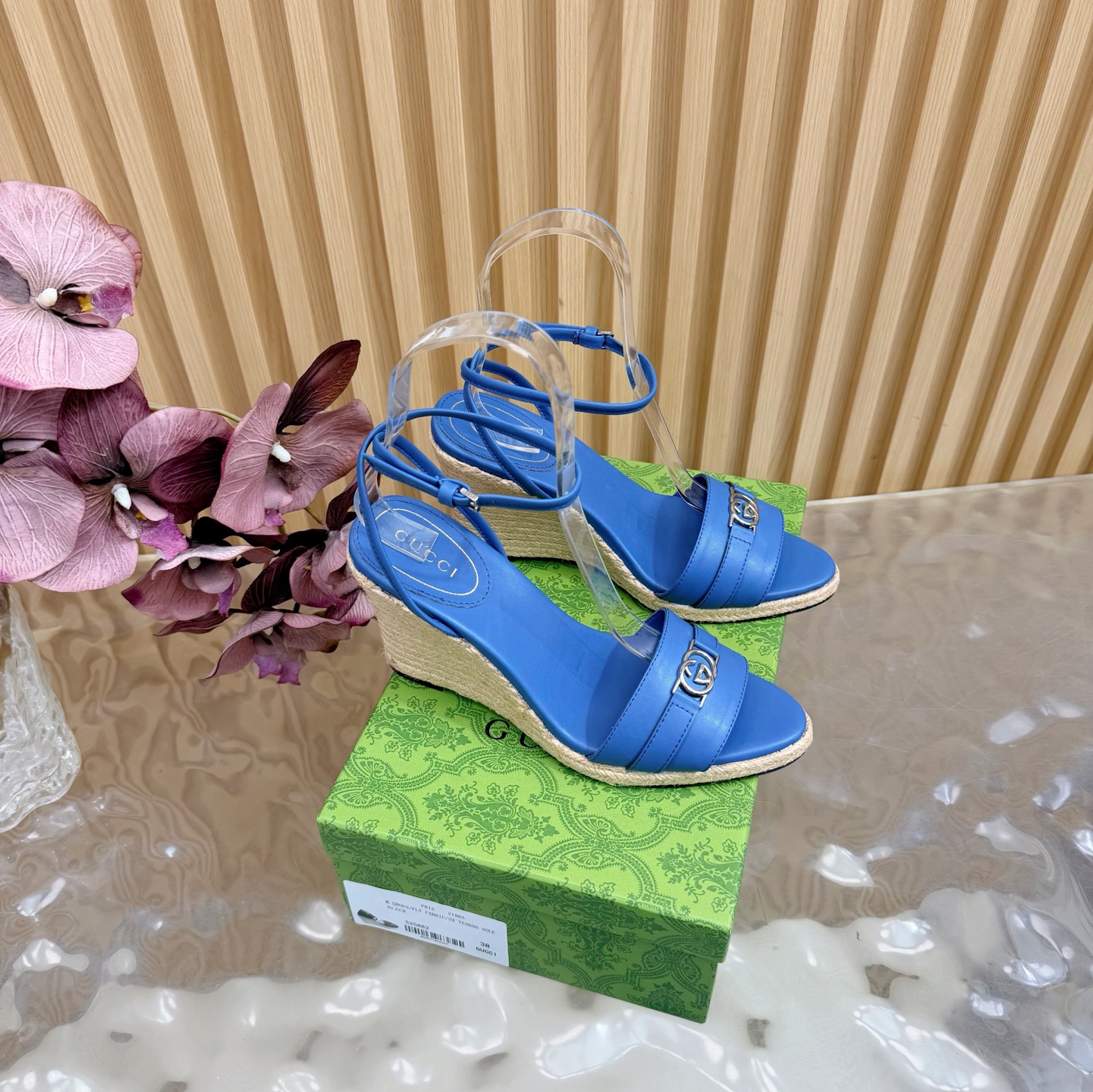 NO:680289,GUCCI wedge fisherman sandals with double G buckle leather are on sale at the 2025 counter simultaneously/Series products are updated simultaneously ———————————————— This sandal is made of cotton canvas, with a rope waterproof platform design, vividly showing the rich contrasting effect throughout the early spring series. It adds a romantic atmosphere to the interlocking Double G shape from the 1970s. Material cowhide, interlocking Double G embroidery, rope waterproof platform with rubber sole  Ankle grosgrain lace-up closure, heel height 9cm, size 36-41 (customized for 40, 41), high heels and sandals, gucci, sandals, high heels, espadrilles, cowhide198609092025专柜同步发售GUCCI 古奇坡跟渔夫凉鞋双G扣皮面/系列产品同步更新 ———————————————— 这款凉鞋采用棉质帆布制成,搭配绳编防水台设计,生动呈现贯穿于早春系列中的丰富撞色效果.为源自70年代的典藏互扣式双G造型加入浪漫气息 材质牛皮 互扣式双G刺绣 绳编防水台搭配橡胶鞋底 踝部罗缎系带开合 跟高9cm 码数36-41（40、41定制）,高跟鞋凉鞋,gucci,sandals,high heels,espadrilles,cowhide,Women's Shoes