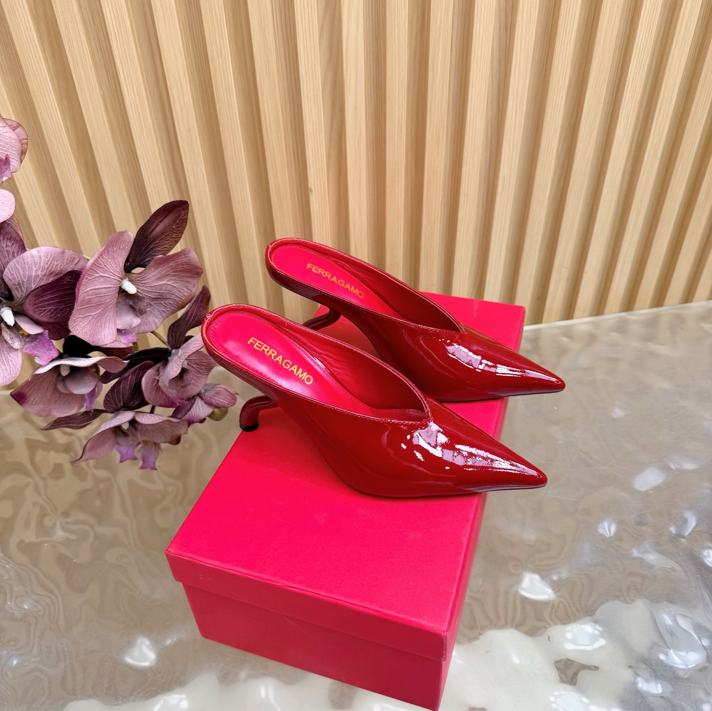 NO:679858,2026 spring and summer new Ferragamo/Ferragamo 26AW early spring new high-heeled slippers hide the century-old ingenuity of the 'star shoemaker'. —————————————— The back design frees the ankle and shows lightness. The slightly curved tip of the toe subtly modifies the foot shape and can be easily controlled by stars with wide feet. Inheriting the brand's obsession of 'always fitting', there is no pressure for commuting, dating and shopping. The classic color matching is versatile and does not choose style.  Pair it with denim shorts for a lazy French style. Pair it with a knitted suit to show a gentle and rich feeling. Seamlessly switch from daytime office to night party, allowing elegance without deliberate effort. The fabric is made of original patent leather. The inner pads are all mixed sheepskin. The heel height is 9.5cm. Italian imported genuine leather outsole size 35-39 (customized in 40/41), semi-sliding high heels, ferragamo, ferragamo, high heels, slippers, shorts, sheepskin, Leather.  soles198609092026春夏新款 Ferragamo/菲拉格慕26AW早春新品 高跟拖鞋 藏着“明星御用鞋匠”的百年匠心. —————————————— 后空设计解放脚踝尽显轻盈 尖头微翘弧度巧妙修饰脚型宽脚星人也能轻松驾驭.传承品牌“永远合脚”的执念 通勤、约会逛街都毫无压力. 经典配色百搭不挑风格 配牛仔短裤是慵懒法式风情 搭针织套装显温柔千金感 从日间办公到夜间小聚无缝切换 让优雅无需刻意用力 面料采用原版漆皮 内里垫脚均为混种羊皮 跟高9.5cm 意大利进口真皮大底 size35-39（40/41定制）,半拖高跟鞋,ferragamo,ferragamo,high heels,slippers,shorts,sheepskin,Leather soles,Women's Shoes