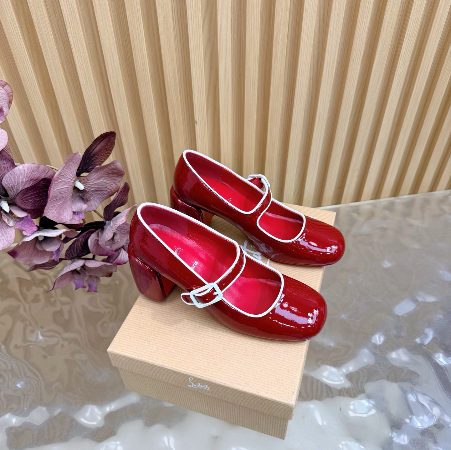 NO:679851,Christian Louboutin | 2025s original CL new show high heels ~ Fashion catwalk red-soled sandals ———————————— New red-soled metal and fiery rose high-heeled shoes There is nothing to say, they are completely beautiful and crazy #fatal temptation Upper: Beautiful new style, with roses on the toes, sewn from petals into flowers, and inlaid with crystals, all handmade  Size35–41 (40.41.) Customized, non-refundable, heel height 7.5cm, high-heeled shoes, christian louboutin, sandals, high heels, sheepskin, Leather soles19860909Christian Louboutin | 2025s原版CL全新秀款高跟鞋～ 时装走秀红底凉鞋 ———————————— 新款红底金属跟火红玫瑰高跟鞋 没什么好说的就是一整个美疯#致命的诱惑 鞋面:绝美的新款,盛放足尖上的玫瑰,从花瓣缝制为花朵,在到水晶的镶嵌均全部纯手工缝制 上脚精致逼人 材质漆皮 内里羊皮里 大底原版进口顶级真皮大底 Size35–41（40.41.）订做不退换 跟高7.5cm,高跟鞋单鞋,christian louboutin,sandals,high heels,sheepskin,Leather soles,Women's Shoes