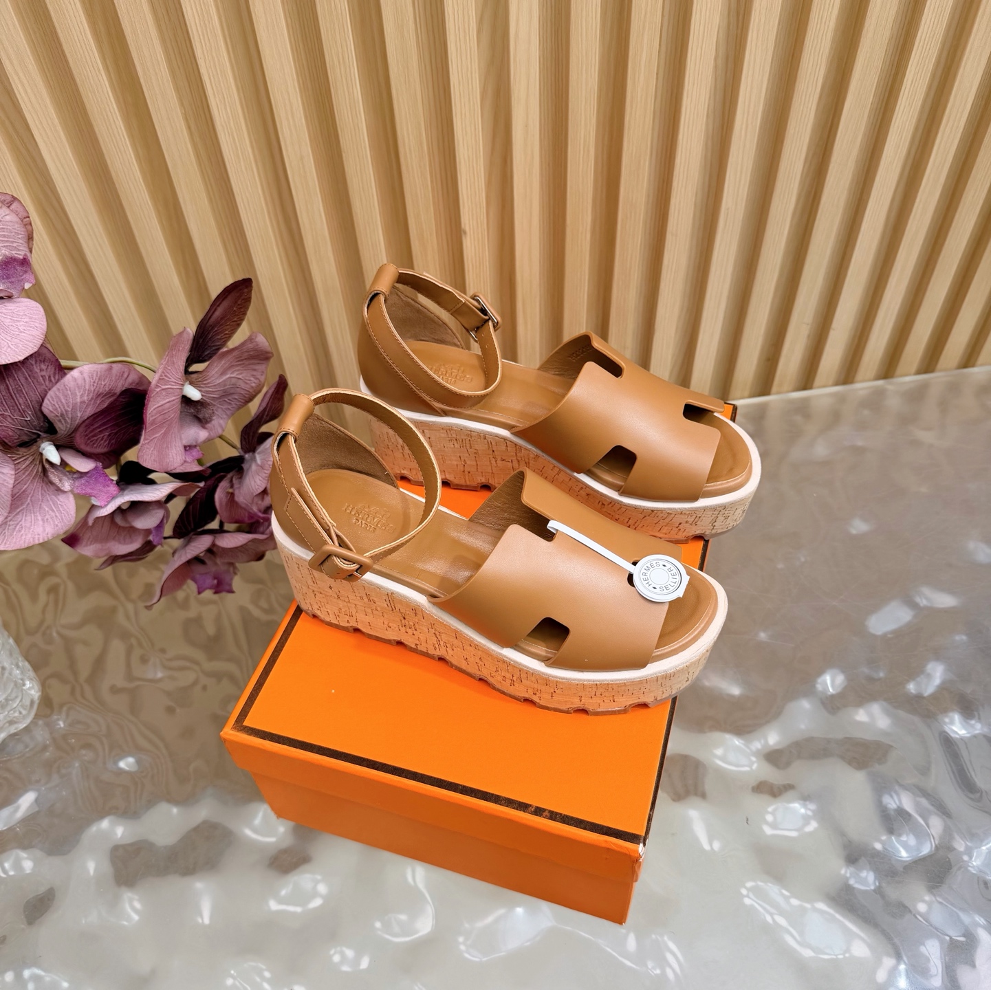 NO:679844,Top version: Hemers 2026 spring and summer new style. Hermès new style in early spring, I-shaped thick-soled slippers, luxurious details of leather welt. You will know what high quality is when you get the goods~ ———————————Top version. Here comes the benefits for small girls. Fabric: cowhide/Yangjing (leather welt). The outsole is designed with non-slip and wear-resistant bottom sheet.  Size35-40 (40, 41 customized), sandals, hermes, sandals, slippers, cowhide, sheep19860909顶级版本 坡跟Hemers2026春夏新款 爱马仕早春新款、工字型厚底拖鞋、真皮沿条奢华细节拿到货就知道什么叫高品质～ ———————————顶级版本 小个子MM的福利来啦 面料牛皮/羊京（真皮沿条） 大底是防滑耐磨底片设计 Size35-40（40、41定制）,凉鞋,hermes,sandals,slippers,cowhide,sheep,Women's Shoes