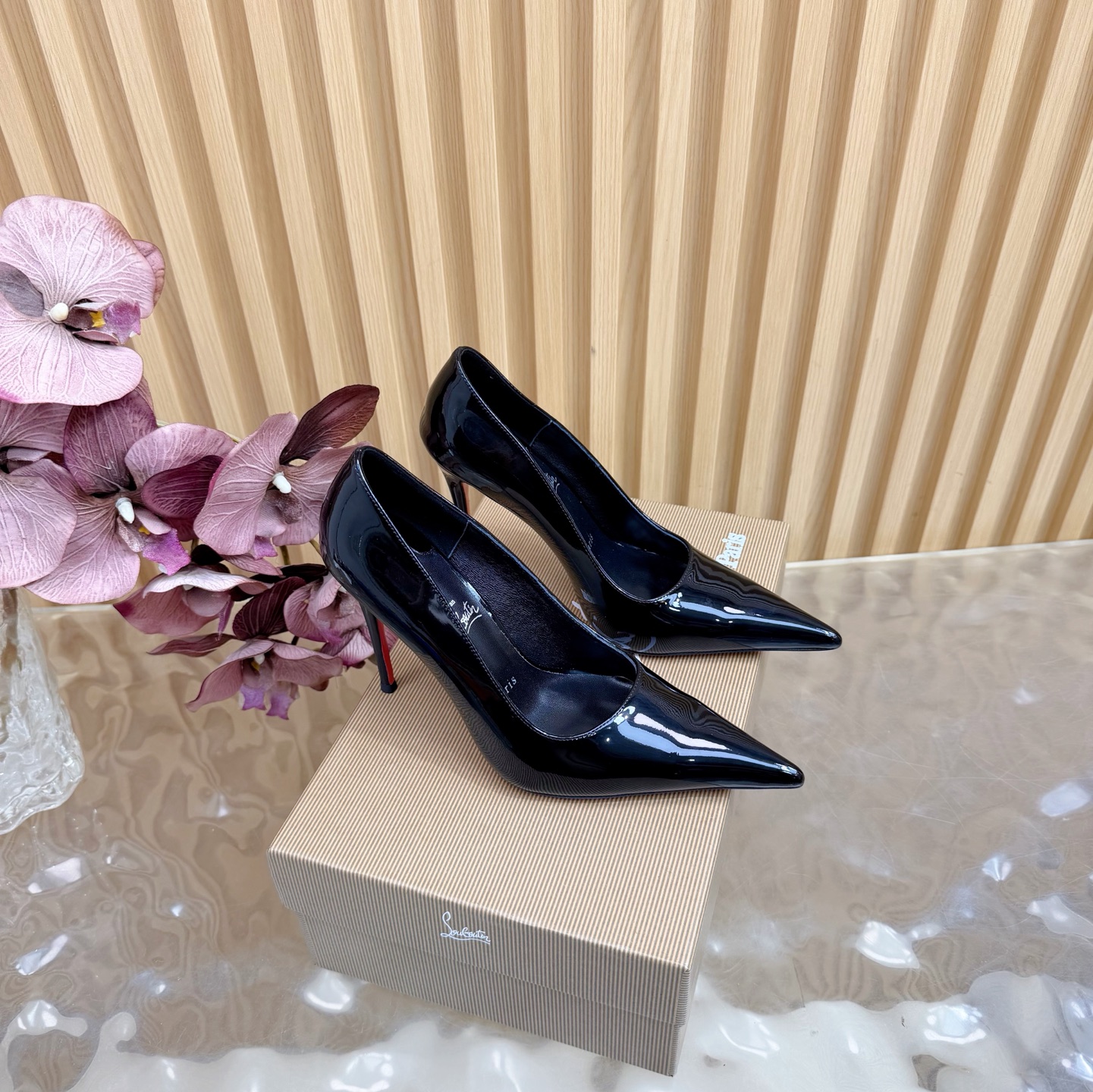 NO:680272,Christian Louboutin | 2025s original CL new show high heels~ Fashion catwalk red-soled sandals ———————————— New red-soled metal and fiery rose high-heeled shoes There is nothing to say, they are completely beautiful and crazy #fatal temptation. Upper: Beautiful new style, with roses on the toes, sewn from petals to flowers, and inlaid with crystals, all hand-stitched. The upper foot is exquisite and attractive. The material is imported patent leather, and the lining is sheepskin.  Outsole Original imported top quality genuine leather outsole Size 35–42 (35.40.41.42) Customized and non-returnable Heel height 10.5cm, high-heeled shoes, christian louboutin, sandals, high heels, sheepskin, Leather soles19860909Christian Louboutin | 2025s原版CL全新秀款高跟鞋～ 时装走秀红底凉鞋 ———————————— 新款红底金属跟火红玫瑰高跟鞋 没什么好说的就是一整个美疯#致命的诱惑 鞋面:绝美的新款,盛放足尖上的玫瑰,从花瓣缝制为花朵,在到水晶的镶嵌均全部纯手工缝制 上脚精致逼人 材质进口漆皮 内里羊皮里 大底原版进口顶级真皮大底 Size35–42（35.40.41.42）订做不退换 跟高10.5cm,高跟鞋单鞋,christian louboutin,sandals,high heels,sheepskin,Leather soles,Women's Shoes