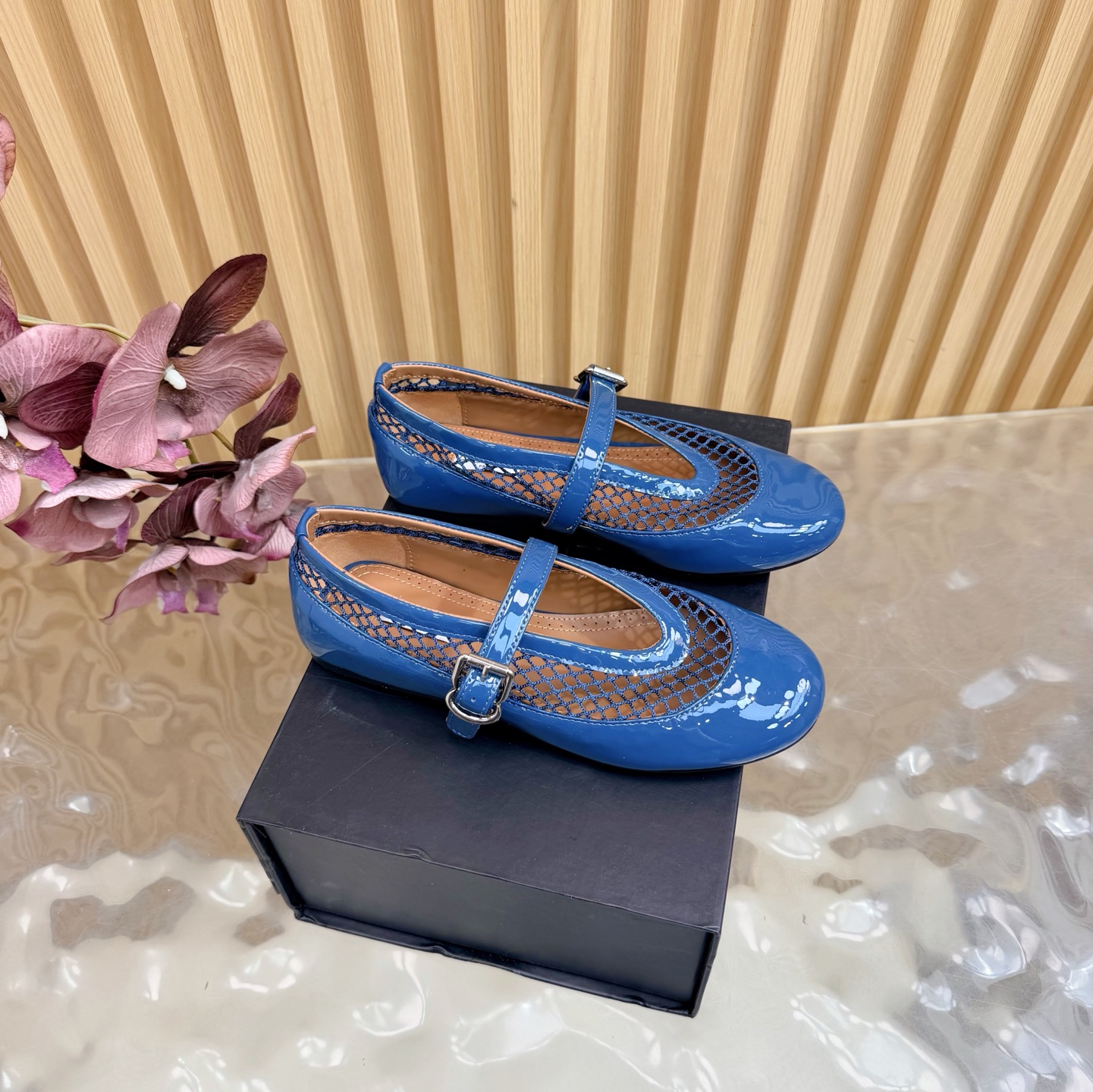 NO:681024,2026 spring and summer new Alaia new retro mesh hollow Mary Jane shoes ———————————— The flat-bottomed posture hides effortless elegance. The bow decoration unlocks the French romantic code. This pair of shoes is not only a trendy item, but also a timeless companion that spans ages. Retro and modernity coexist on the toes. Gentleness and strength bloom with every step. The fabric is patent leather. The lining of the tiptoe is all sheepskin. The original molded custom-made non-slip outsole  size36-39 (40/41/42 customized),Mary Jane,alaia,mary jane,sheepskin198609092026春夏新款 Alaia 新品复古网面镂空玛丽珍单鞋 ————————————— 平底姿态藏着不费力的优雅 蝴蝶结饰则解锁法式浪漫密码 这双鞋不只是潮流单品 更是跨越年龄的隽永陪伴让复古与摩登在足尖共生 温柔与力量随步履绽放 面料漆皮 内里踮脚均为羊皮 原版开模定制防滑大底 size36-39（40/41/42定制）,玛丽珍,alaia,mary jane,sheepskin,Women's Shoes