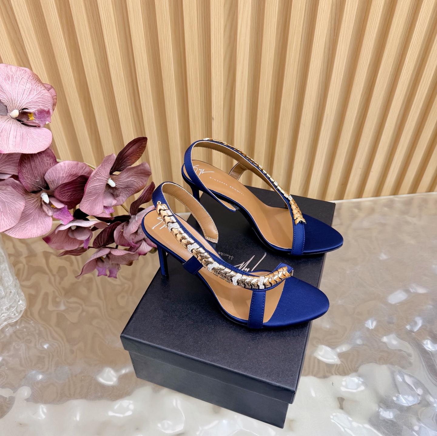 NO:681020,Giuseppe Zanotti 25ss new product metal chain high-heeled shoes and slippers really understand women's hearts ———————————— I love GZ's high-heeled shoes that can kill both men and women. They are indeed the brand that understands women best. They are sold out as soon as they are new. Especially the side line design is smooth, natural and very slim. It makes the whole pair of shoes layered and feminine. No matter what your usual style is, please be sure to try it!  Silk upper, mixed sheepskin lining, original Italian genuine leather outsole, heel height 9cm, Size 35–41 (40, 41, 42 customized, non-refundable and non-exchangeable), high-heeled sandals, sandals, high heels, slippers, sheepskin, real silk, Leather soles19860909Giuseppe Zanotti 25ss新品 金属链条高跟鞋拖鞋 果然很懂女人心 ———————————— GZ斩男又斩女的高跟鞋 爱了 不愧是最懂女人的品牌 上新即售空 尤其是侧面线条设计流畅自然还很显瘦 让整双鞋层次感十足又富有女人味 不管你平时什么风格 请你一定要试试它！ 鞋面真丝 内里是混种羊皮 原版意大利真皮大底 跟高9cm Size35–41（40、41、42 定制不退不换）,高跟鞋凉鞋,sandals,high heels,slippers,sheepskin,real silk,Leather soles,Women's Shoes