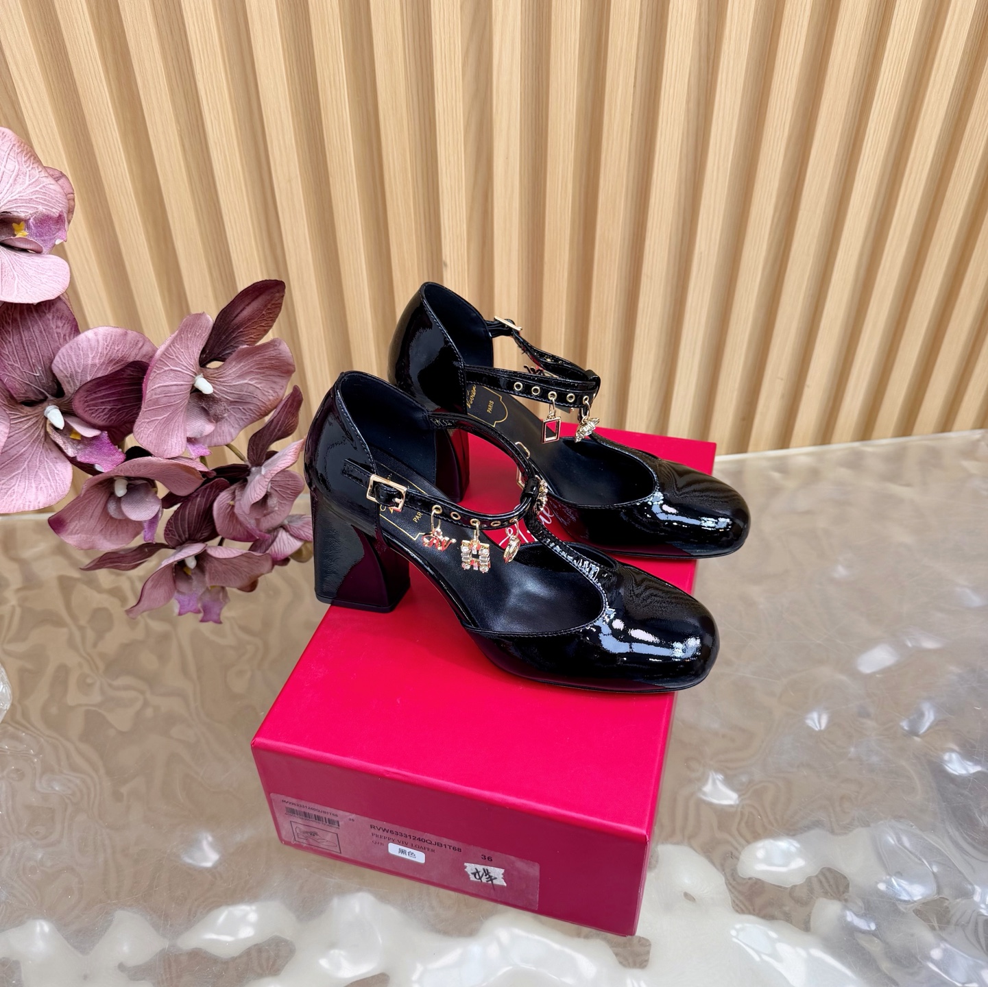 NO:681061,2025 spring and summer new style Roger Vivie* RV classic chain T-shaped thick heel single shoes Mary Jane sandals ———————————— When seeing these shoes, you will stand aside, otherwise you can say that they are classics for thousands of years!  Classic hardware square buckle, very plump and round, with super strong gloss. The upper is made of imported patent leather. The lining is mixed sheepskin. Italian imported cowhide outsole Size35-39 (40, 41 customized), high heels and sandals, roger vivier, sandals, mary jane, high heels, cowhide, sheepskin198609092025春夏新款Roger Vivie* RV经典链条T字 粗跟单鞋玛丽珍凉鞋 ———————————— 单鞋看到它都地靠边站要不怎么说是万年经典款呢！经典五金方扣 非常饱满圆润质感超强 光泽度贼拉好 鞋面采用进口漆皮 内里垫脚混种羊皮 意大利进口牛皮大底 Size35-39（40、41 定制）,高跟鞋凉鞋,roger vivier,sandals,mary jane,high heels,cowhide,sheepskin,Women's Shoes