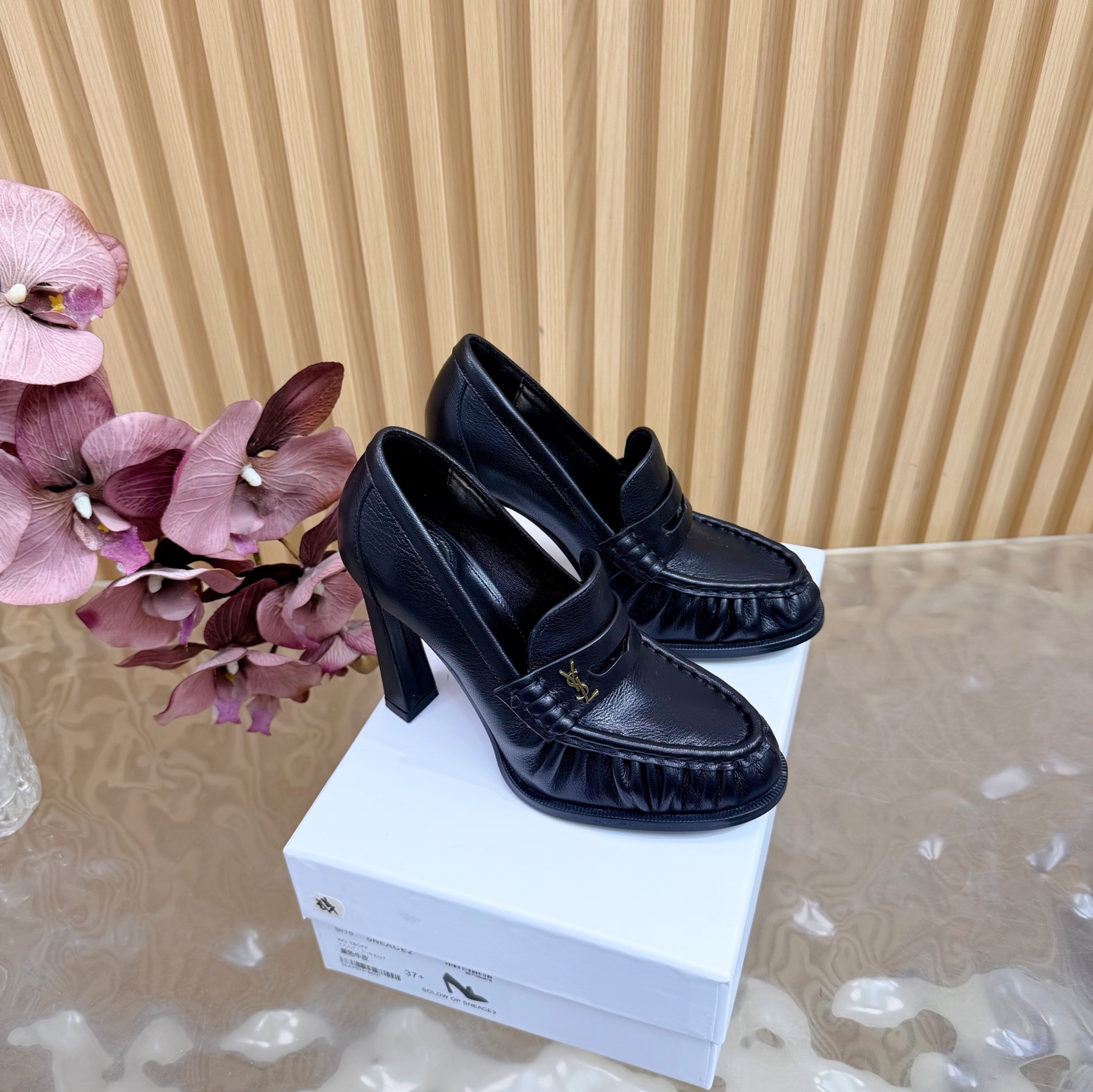 NO:681051,Top quality Saint Laurent Saint Laurent fw2026 new arrival~ YSL LE LOAFER high-heeled loafers series 26Fw spring and summer new retro texture eel pattern pleated high-heeled loafers/mules suede old money style high-heeled shoes/half slippers one-leg casual shoes ————————————  Iconic pleated toe box + handmade moccasin stitching, with a retro sense of relaxation; the shoe body is a classic slip-on design of loafers, with a metal YSL logo, which is simple and recognizable. Leather lining + genuine leather outsole, both texture and comfort are online. The style is highly adaptable, and can be worn with formal wear (suits/skirts) for a sophisticated route, or with casual wear, jeans/sweatshirts, creating a sense of relaxation. It is a light luxury item that can be worn with multiple wears.  Upper cowhide/fetal cow suede/butter leather, lining silk sheepskin, sole Italian double-layer thickened genuine leather outsole, heel height 10.5cm, size 35-39 (40.41.42 custom-made, non-refundable), high-heeled shoes, saint laurent, saint laurent, saint laurent, loafers, high heels, slippers, hoodie, sweatshirts, skirts, jeans, business  suit,cowhide,sheepskin,chamois leather,Leather soles19860909顶级品质 Saint Laurent 圣罗兰fw2026 new arrival～ YSL LE LOAFER高跟乐福鞋系列 26Fw春夏新款复古质感鳗鱼纹褶皱高跟乐福鞋/穆勒鞋麂皮绒面老钱风高跟单鞋/半拖鞋一脚蹬休闲鞋 ————————————— 标志性褶皱鞋头+手工莫卡辛缝线,自带复古松弛感；鞋身是乐福鞋经典一脚蹬设计,搭配金属YSL标志,简约又有辨识度. 皮革内衬+真皮大底,质感和舒适度都在线.风格适配性强,既能搭正装（西装/裙装）走精致路线,也能配休闲装,牛仔裤/卫衣,打造松弛感,属于“一鞋多穿”的轻奢单品. 鞋面牛皮/胎牛反绒/牛油皮 内里垫脚丝绸羊皮 鞋底意大利双层加厚真皮大底 跟高10.5cm 码数35-39（40.41.42定做不退换）,高跟鞋单鞋,saint laurent,saint laurent,saint laurent,loafers,high heels,slippers,hoodie,sweatshirts,skirts,jeans,business suit,cowhide,sheepskin,chamois leather,Leather soles,Women's Shoes