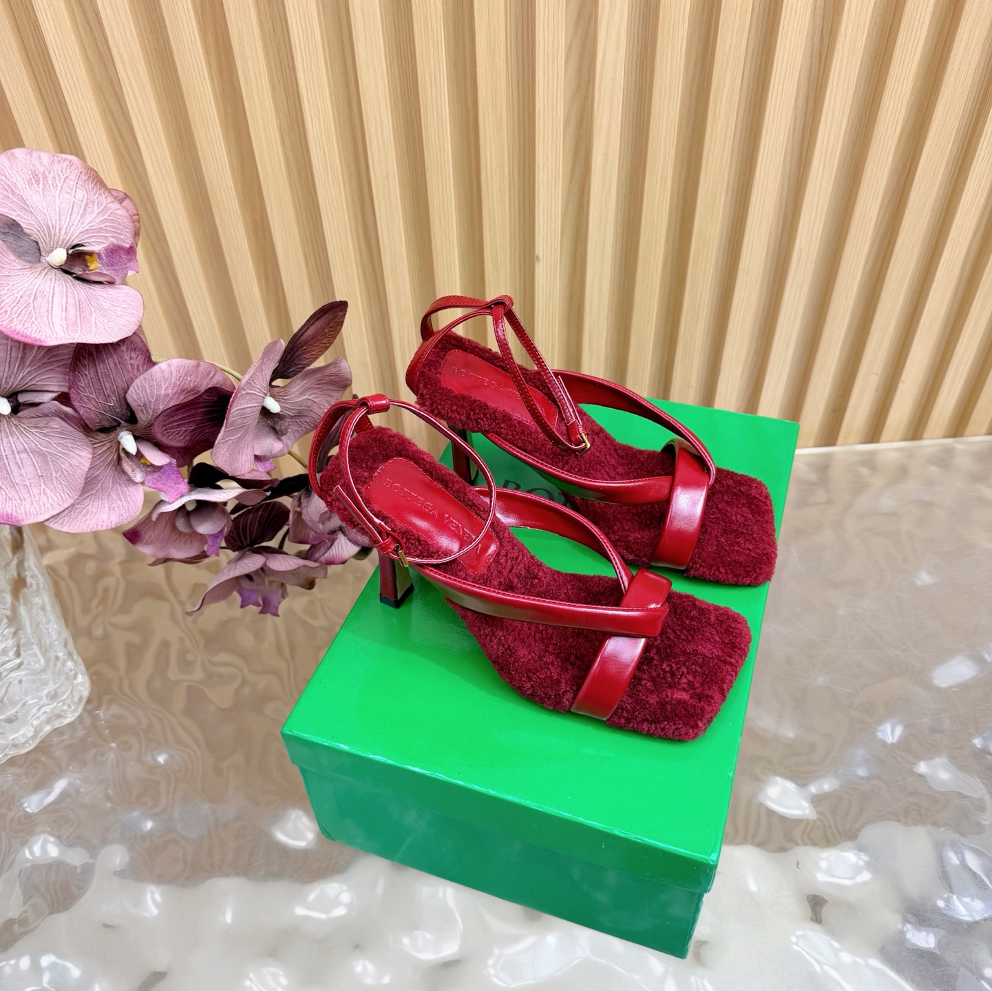 NO:681383,Top version of Bottega Venet* wool high-heeled sandals —————————— Bottega Veneta BV’s latest Adamo series women’s two-wear loafers Original purchase, development and production Inspired by the free and casual retro style of the 1990s, Bottega Veneta launches a new unisex loafer Adamo series  While ensuring casual comfort, there is no shortage of fine carvings in styling design to achieve a light foot feel. The exquisite and avant-garde design brings a new interpretation, paying tribute to individual style in the collision of function and silhouette, creating a timeless style. 'Dynamic' is one of the important design concepts of Matthieu Blazy. While being comfortable to wear, it can also elegantly modify the foot lines, and can be freely matched with trousers or shorts to easily control a variety of daily styles. /About material./ FABRIC CONTENT Fabric:  Butter leather and wool foot soles: Original leather outsole (heel height 9cm) Size: 35-41 (40/41 customized, non-returnable), high heels and sandals, bottega veneta,bottega veneta,bottega veneta,loafers,sandals,high heels,shorts,Leather soles19860909顶级版本Bottega Venet* 羊毛高跟凉鞋 ———————————— 葆蝶家BV最新款Adamo系列 女款两穿乐福鞋 原版购入开发 做货 Bottega Veneta 以 90年代自由随性的复古风格为灵感,推出全新的中性乐福鞋 Adamo 系列 在保证休闲舒适的同时,不乏造型设计的精细雕琢,以此实现轻盈的脚感.以精致前卫的设计带来全新的演绎,在功能与廓形的碰撞中致敬个性风采、打造永不过时的造型风格.动态”是Matthieu Blazy 的重要设计理念之一. 在穿着舒适的同时,还可以优雅修饰足部线条,更能自由搭配裤装或短裤、轻松驾驭多种日常风格  . /关于材质./ FABRIC CONTENT 面料 : 牛油皮羊毛垫脚 鞋底 : 原版真皮大底（跟高9cm） Size : 35-41（40/41定做不退换）,高跟鞋凉鞋,bottega veneta,bottega veneta,bottega veneta,loafers,sandals,high heels,shorts,Leather soles,Women's Shoes