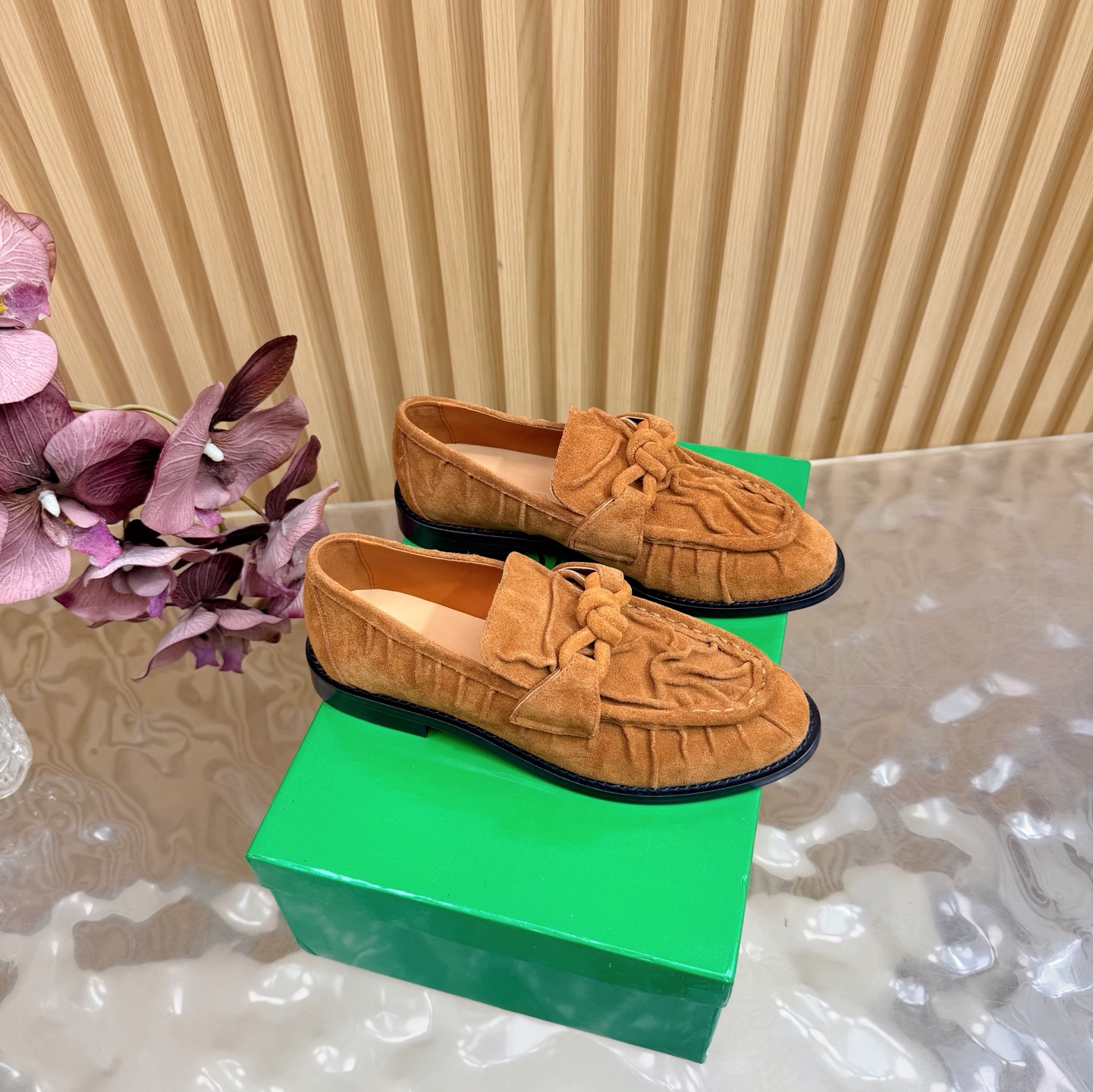 NO:681376,Top version BV loafers leather buckle/metal buckle shoes series —————————— Metal twist heel Special process is used for stability and durability to eliminate psychological shadows, durable and comfortable, simple piece of leather, sexy and comfortable. The fabric is made of high-quality goat leather/cow leather. The inner sheepskin outsole is made of Italian genuine leather. Light dyeing process is used for benchmarking and versioning. The shoe bags are printed with rubber logo technology. The highest end of the market uses hot melt glue to shape the toe and heel. It is easy to rebound and does not deform.  High-heeled series, gilt craftsmanship, Italian computer sewing machine for upper stitching, original packaging for fine workmanship, three-in-one box, code number 35-42 (customized for 40, 41, 42), loafers, bottega veneta, loafers, cowhide, sheepskin, sheep, Leather soles19860909顶级版本 BV 乐福鞋单鞋皮扣/金属扣单鞋 系列 —————————— 金属麻花跟 为了稳固耐穿特意采用特殊工艺 消除心理阴影 耐穿舒适简约一块皮 性感舒适 面料选用优质羊京/牛皮 内里羊皮 大底选用意大利真皮大底 运用轻染工艺 对标对版 鞋子布袋采用印胶logo工艺 市场最高端采用热熔胶定型鞋头 后跟 易回弹不变形 高跟系列 鎏金工艺 鞋面车线选用意大利电脑针车 做工精细选用原版包装 三合一盒子 码数35—42（40、41、42定制）,乐福鞋,bottega veneta,loafers,cowhide,sheepskin,sheep,Leather soles,Women's Shoes