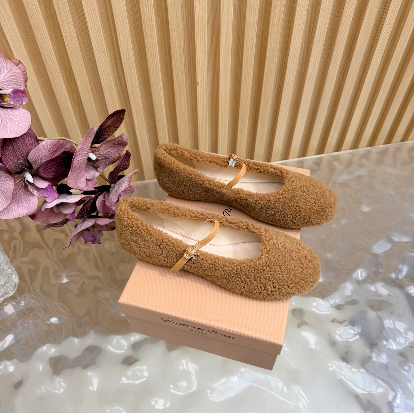 NO:681373,High-quality niche trendy brand Gianvito Rossi 25 new autumn and winter Rossi GR furry shoes, bun shoes, ballet shoes, thin-soled super-soft shallow mouth flat shoes ——————————— Light and lively, free-flowing autumn and winter shoes, with rounded lines blending the softness of ballet, with the agility and comfort of sports shoes, wherever you go, you will see elegant scenery. The upper is imported lamb wool, the lining is sheepskin, and the original open-molded rubber outsole  Size: 35-42 (40.4142 is non-refundable) Comes with original packaging, furry shoes, sneakers, sheepskin19860909高品质小众潮牌Gianvito Rossi 25秋冬新款罗西GR毛毛鞋包子鞋芭蕾舞鞋薄底超软浅口平底单鞋 ——————————— 轻盈生趣,姿态自如的秋冬鞋款,圆润线条融汇芭蕾柔美,兼具运动鞋的灵动与舒适,行之所至,皆是优雅风景. 鞋面进口羊羔毛 内里垫脚羊皮 原版开模橡胶大底 码数:35-42（40.4142定不退换） 配原版包装,毛毛鞋,sneakers,sheepskin,Women's Shoes