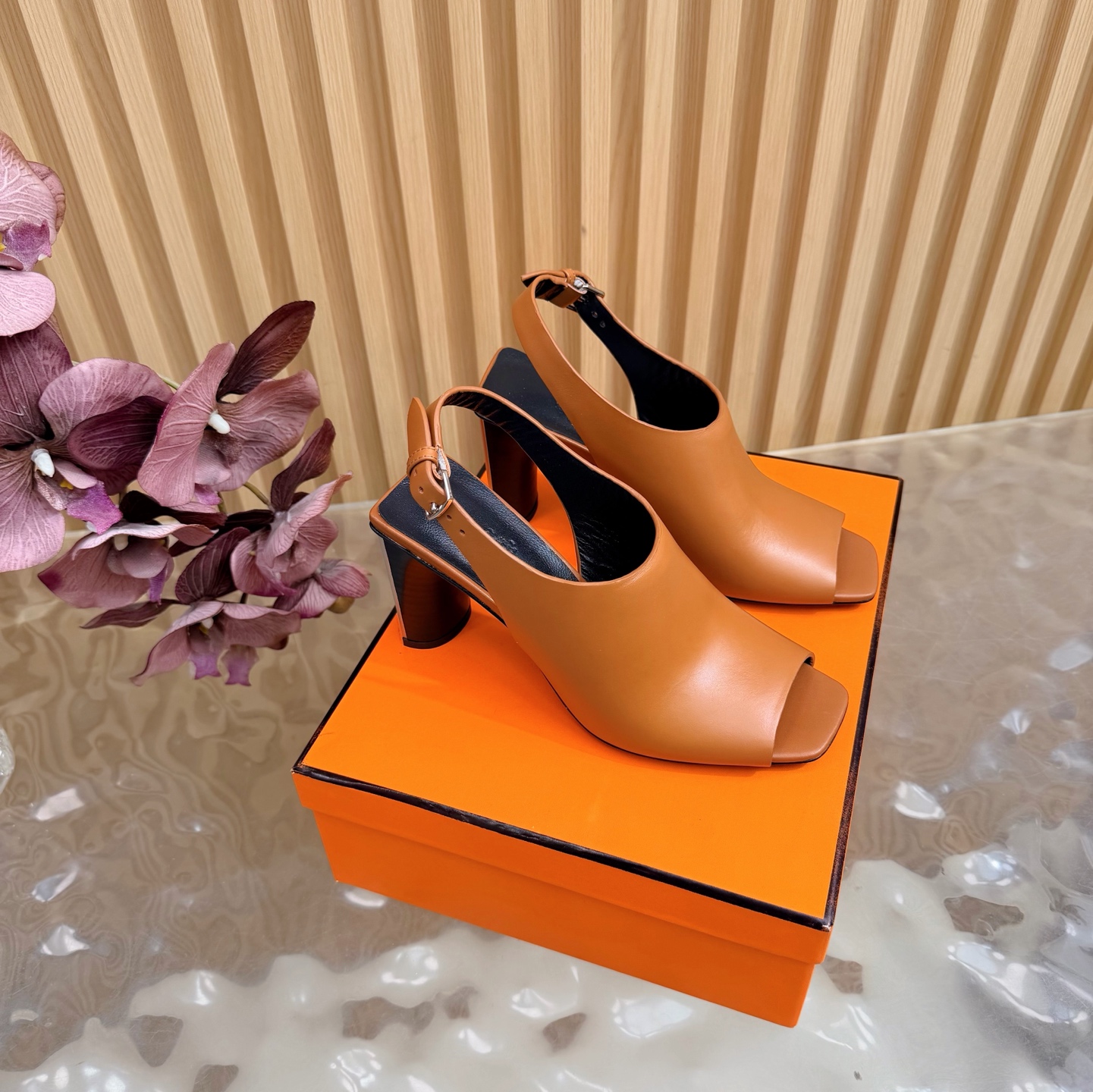 NO:681370,2026 Spring and Summer New Hermès/Hermès New Retro Minimalist Iron Thick Heel Sandals ———————————————— This pair of retro minimalist boots finds the perfect balance between nostalgia and modernity with a concise silhouette. It is an extremely simple interpretation of the fashion philosophy of “less is luxury” and has become a stylish item in the autumn and winter wardrobe. The 7cm thick heel has been repeatedly adjusted to the tilt angle, taking into account the upright aura of high heels and the stable feel of flat shoes.  Paired with a silhouette coat to interpret urban power aesthetics. The fabric is made of sheep leather. The inner foot pads are all sheepskin. The outsole is genuine leather outsole imported from Italy, size 35-39 (customized 40/41/42), high heels and sandals, hermes, hermes, sandals, boots, flats, high heels, cowhide, sheepskin, sheep, Leather soles.198609092026春夏新款 Hermès/爱马仕新品复古极简 铁片粗跟凉鞋 —————————————— 这双复古极简短靴以凝练轮廓 在怀旧与摩登间找到完美平衡 极简便诠释出“少即是奢”的时尚哲学 成为秋冬衣橱里的风骨单品. 7cm粗跟经反复调校倾斜角度 兼顾高跟鞋的挺拔气场与平底鞋的稳健脚感 搭配廓形大衣演绎都市权力美学 面料采用羊京/牛皮 内里垫脚均为羊皮 大底意大利进口真皮大底 size35-39（40/41/42定制）,高跟鞋凉鞋,hermes,hermes,sandals,boots,flats,high heels,cowhide,sheepskin,sheep,Leather soles,Women's Shoes