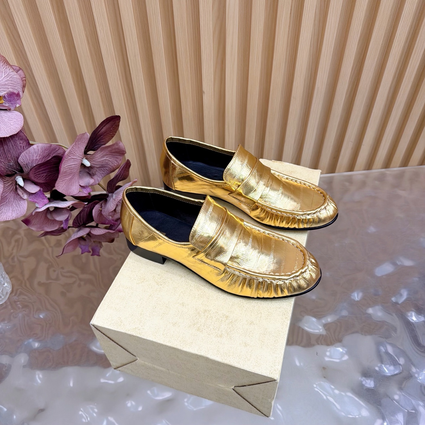 NO:693403,High-quality niche trendy brand The row25 spring and summer French retro simple style loafers —————————— Queen of retro temperament The entire shoe shape is simple and elegant, very clean and easy to match!  It can also be easily used for daily wear, dates and parties, etc.!  Wearing it makes your feet look slimmer and visually lengthens your legs!  Anyone who sees this texture will shout YYDS! It exudes a sense of nobility from the inside out ~ full of luster!  Plus it’s comfortable and durable!  It is light and comfortable to wear, and your feet are not tired at all when walking!  It can be used for daily commuting, shopping, etc.!  The upper is made of imported cowhide, the lining is sheepskin, and the injection molded leather outsole is imported from Italy. Size: 35-40 (40 and 41 are custom-made and cannot be returned or exchanged). Comes with original packaging, loafers, cowhide, sheepskin, and Leather soles.19860909高品质小众潮牌The row25春夏法式复古简易风 乐福鞋 单鞋 ———————————— 复古气质女王 整个鞋型简约大气,很干净利落又好搭配！日常穿搭、约会聚会等也能轻松驾驭！ 穿上很显脚瘦,又在视觉上拉腿长！这质感,任谁看了都高呼YYDS!由内到外散发着贵气感~光泽感拉满！而且舒适又耐穿！穿着轻便舒服,走路完全不累脚！日常通勤、逛街等统统都能hold得住！ 鞋面采用进口牛皮 内里垫脚羊皮 意大利进口注塑真皮大底 码数: 35-40（40、41定做不退换） 配原版包装,乐福鞋,loafers,cowhide,sheepskin,Leather soles,Women's Shoes