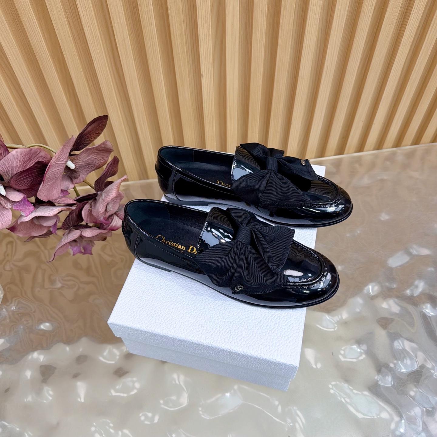 NO:693399,The top version counters are updated simultaneously with DIOR2026 new spring and summer bow loafers series —————————— Continue the timeless classics of the D family!  This shoe is low-key yet gorgeous, sexy yet not ostentatious. The shape of the shoe is a delicate style that everyone loves. It is very slim. The entire curvature of the side perfectly shows the curve of the foot. It has a mature feminine flavor but also has a lively girlish feel. It looks great on the foot. It is worth recommending. Go material. Upper patent leather/cowhide. Lining wool. Outsole imported from Italy. Heel height 1.5cm.  Size 35-42 (40/41 customized, non-refundable), single shoes, dior, dior, loafers, cowhide19860909顶部版本专柜同步更新 DIOR2026 春夏新款蝴蝶结 乐福鞋系列 ——————————— 延续D家永恒经典！这款鞋低调不失华丽 性感又不显张扬 鞋型是大家都爱的秀气款 非常非常显瘦 侧面整个弧度将脚部曲线完美展现 既有成熟女人味 又不乏一丝活泼少女感, 上脚也太好看了,值得推荐 Go 材质 鞋面漆皮/牛皮 内里羊毛 大底意大利进口牛皮大底 跟高1.5cm 码数35-42（40/41定制不退换）,单鞋,dior,dior,loafers,cowhide,Women's Shoes