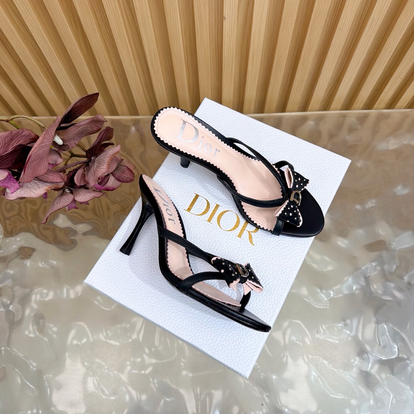 DIOR2025/ 春夏新品中古风 少女心爆棚 这款完全长在女生喜欢的点上 半拖高跟鞋 2