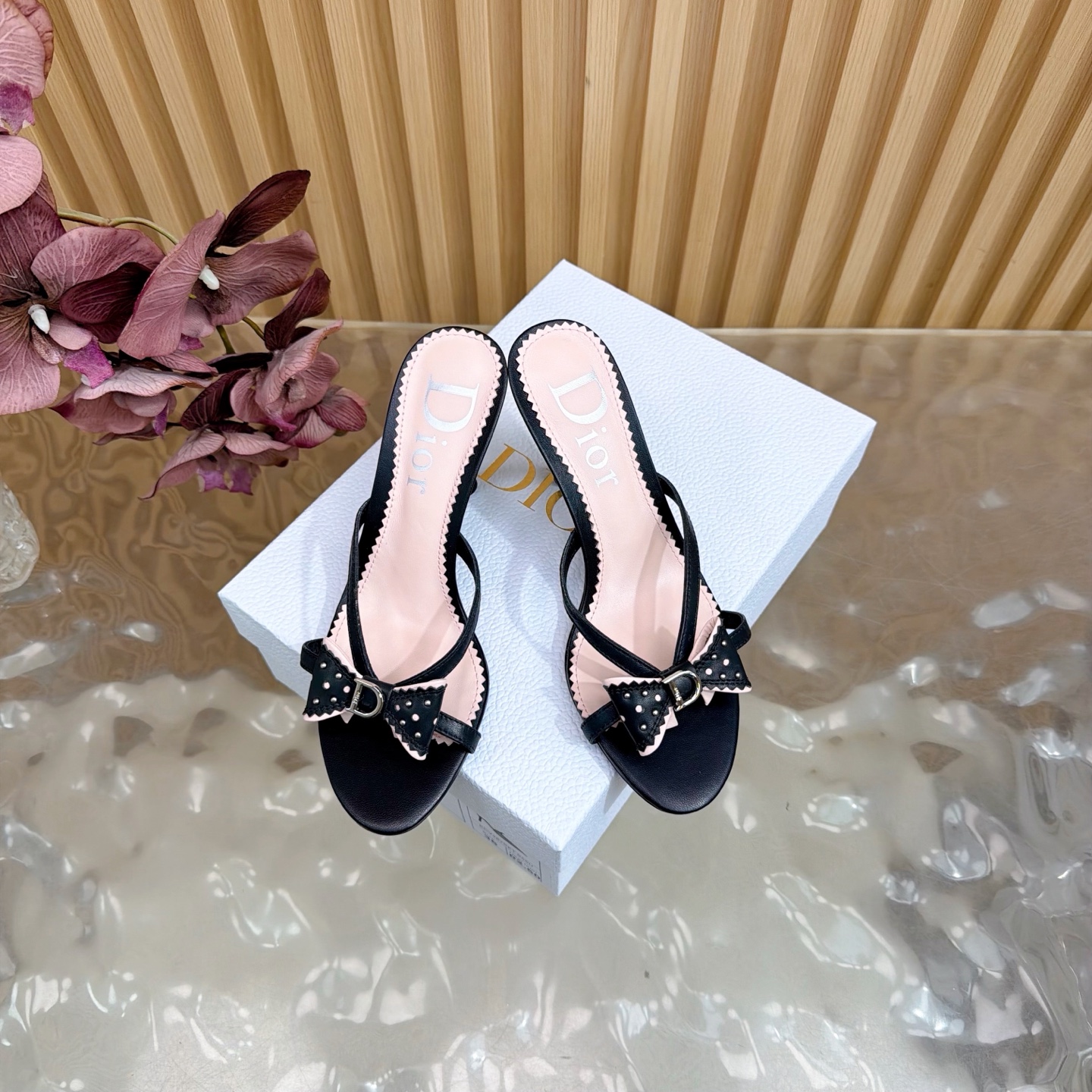DIOR2025/ 春夏新品中古风 少女心爆棚 这款完全长在女生喜欢的点上 半拖高跟鞋 4