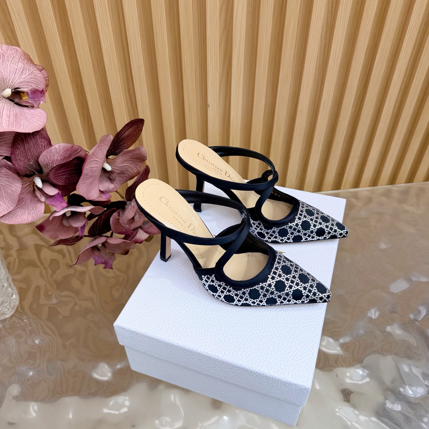 NO:693395,DIOR Dior's new pointed-toe cross-strap high-heeled sandals —————————— They are all pointed-toe styles with high-heeled designs. The shoe body is decorated with cross-thin straps. The pointed-toe lines lengthen the proportion of the legs. The strap design adds sophistication and fit. The Muller style with open heel is both elegant and casual.  The upper is made of lace/mesh base and decorated with hydro-hot diamonds. Different models have star-point diamond decoration, rhombus diamond pattern and other crafts. The black model has contrasting satin straps, while the nude/light gold model has straps of the same color, which brings out the luster and sophistication. Mesh upper/silk, sheepskin lining, leather outsole, 10cm increase in size  Sizes 35-42 (customized sizes 40/41/42 are non-refundable), semi-high heels, dior, dior, sandals, high heels, sheepskin, real silk, Leather soles19860909DIOR 迪奥新款尖头交叉绑带高跟鞋凉鞋 —————————— 均为尖头版型,搭配高跟设计,鞋身有交叉细绑带装饰,尖头线条拉长腿部比例,绑带设计增添精致感与贴合度,露后跟的穆勒款式兼具优雅与随性. 鞋面采用蕾丝/网纱基底搭配水烫钻装饰,不同款分别为星点钻饰、菱格钻纹等工艺,黑色款撞色缎面绑带,裸色/浅金款则用同色系绑带,光泽感与精致度拉满. 鞋面网面/真丝 内里羊皮 大底真皮大底 增高10cm Size 35-42码（40/41/42码定制不退换）,半拖高跟鞋,dior,dior,sandals,high heels,sheepskin,real silk,Leather soles,Women's Shoes