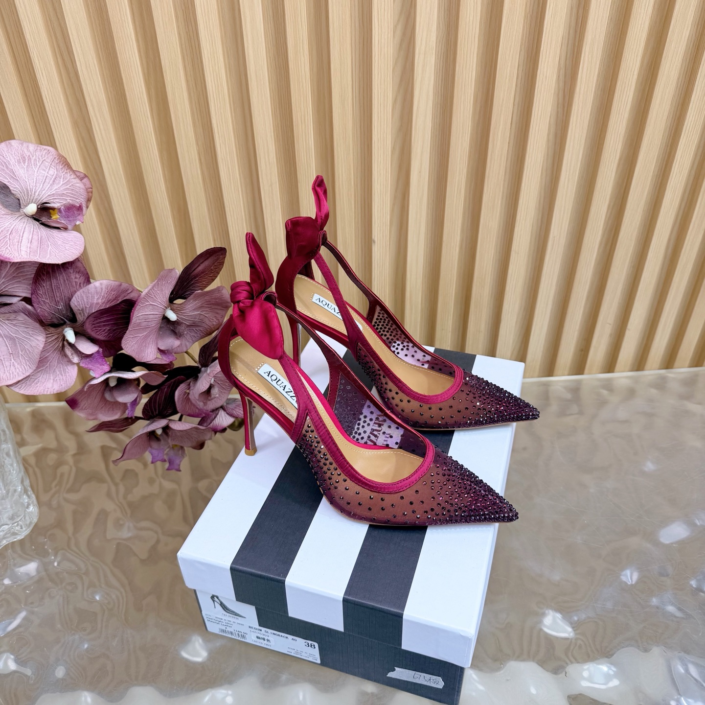 NO:693392,2026 spring and summer new style AQUAZZURA Zp original molded new product hot-drilled rabbit high-heeled sandals —————————— Made of original custom silk, original molded Swarovski rhinestone decorative buckle, ultra-glitter outsole golden iconic pineapple micro-label gives the item rich brand connotation and luxurious appearance. Single genuine leather outsole sheepskin insole. The creation has beautiful and smooth appearance lines and is comfortable and fashionable on the feet. A must-have. Mesh upper with hot rhinestones  Foot pads: Sheepskin outsole Italian genuine leather outsole Heel height 10cm Shoe size: 35-43 (35.42.43 custom-made and non-returnable), high-heeled sandals, sandals, high heels, sheepskin, real silk, Leather soles198609092026春夏新款 AQUAZZURA Zp 原版开模 新品烫钻 兔子高跟凉鞋 ——————————— 采用原版定制真丝制成,原版开模施华洛奇水钻装饰扣,超闪 大底金色标志性菠萝微标赋予单品丰富的品牌内涵与奢华的外观单品真皮大底羊皮鞋垫 创作即外观线条优美流畅又上脚舒适时髦精必入款. 鞋面网纱烫钻 脚垫: 羊皮 大底意大利真皮大底 跟高10cm 鞋码: 35-43 (35.42.43定做不退换),高跟鞋凉鞋,sandals,high heels,sheepskin,real silk,Leather soles,Women's Shoes