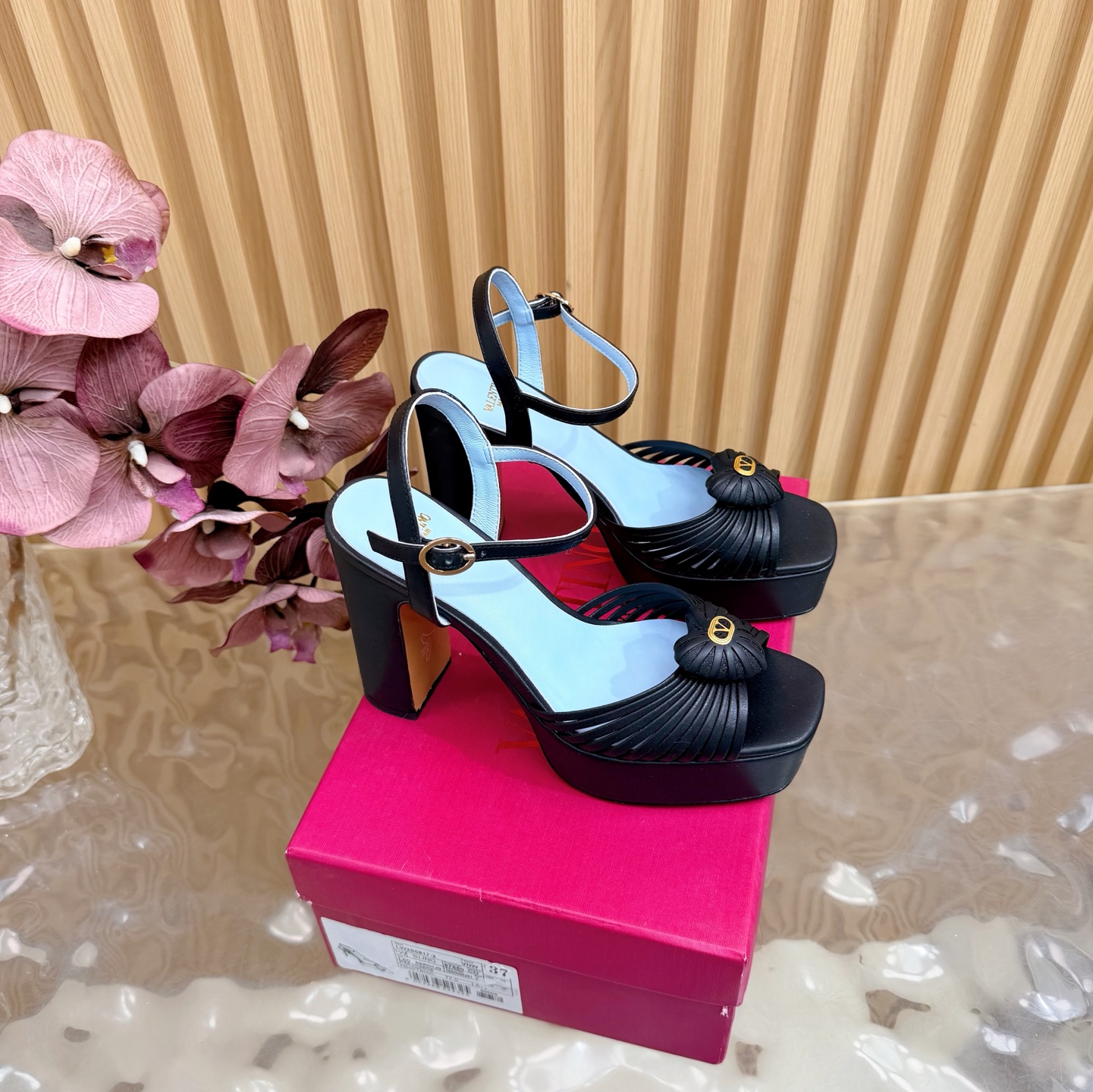 NO:693391,2026 spring and summer new high version Valentino Paris fashion show model launches the latest Valentino sky-high platform sandals —————————————— Valentino This series interprets a new fashion charm. It continues the ultra-high heel design and is favored by well-known overseas bloggers. Tens of millions of fan bloggers love to perform it and sell well at home and abroad. It is out of stock in China. The top version has candy color matching, every color is beautiful. The upper layer of cowhide, the lining of imported sheepskin, and the sole of genuine leather.  Full set of original packaging, sizes 35 to 43 (40.41.42.43 non-refundable and non-exchangeable), high heels and sandals, valentino, valentino, sandals, high heels, cowhide, sheepskin, Leather soles198609092026春夏新款 高版本Valentino 巴黎时装秀场款推出最新款华伦天奴恨天高防水台凉鞋 —————————————— 华伦天奴此系列演绎全新时尚魅力 延续超高跟设计,深得海外知名博主青睐 千万粉丝博主倾情演绎,畅销海内外 国内已经断货,顶级版本 糖果色配色,每个颜色都是绝美 鞋面头层牛皮 内里进口羊皮 鞋底真皮大底 包装全套原版包装 码数35一43码（40.41.42.43不退不换）,高跟鞋凉鞋,valentino,valentino,sandals,high heels,cowhide,sheepskin,Leather soles,Women's Shoes