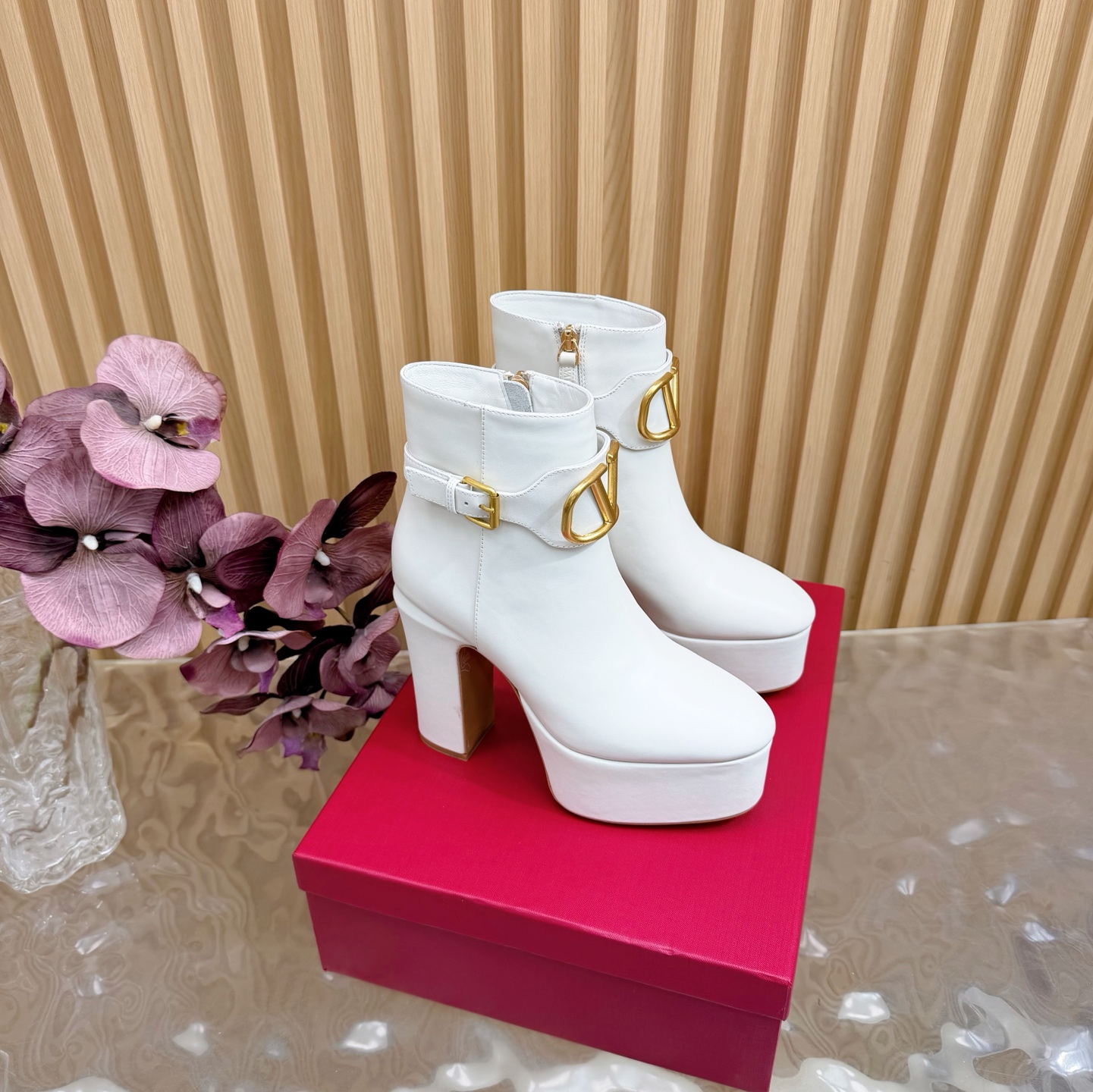 NO:693407,Valentin's classic high-water platform pointed-toe high-heeled short boots are highly recommended for queens with full temperament. The most elegant European and American style high-heeled shoes ———————— Perfect appearance and perfect foot feel. Full of fairy-like overseas fashion bloggers and Internet celebrities recommend the favorite model. Upper: Customized imported cowhide. Lining. Mixed sheepskin. Water platform 4.5cm. Heel height 15.5cm. Sole. Italian imported cowhide sole. Size. 35-39 (customized 40/41/42), boots, valentino, valentino, boots, high heels, cowhide, sheepskin19860909Valentin华伦天伦经典恨天高防水台尖头高跟短靴强烈推荐气质十足的女王范最优雅的欧美风格高跟鞋 ————————— 颜值满分 脚感满分 仙气十足外海时尚博主网红推荐大爱款 鞋面 定制进口牛皮 內里 混种羊皮 水台4.5cm 跟高15.5cm 鞋底 意大利进口牛皮大底 码数 35-39（40/41/42定制）,靴子,valentino,valentino,boots,high heels,cowhide,sheepskin,Women's Shoes