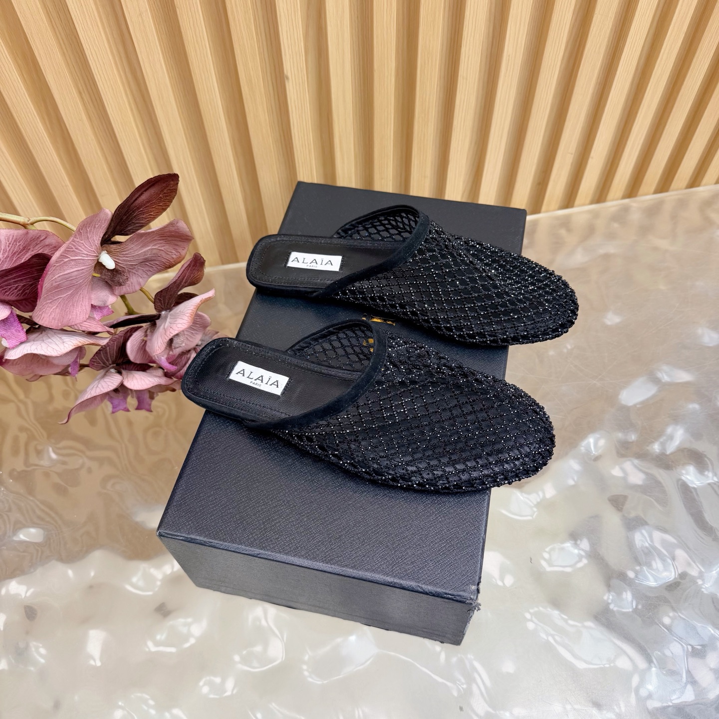 NO:693404,2026 spring and summer new style ALAIA French hollow fishnet half-flop ———————————— This classic Alaia flat ballet shoe draws inspiration from classic Japanese shoes; the upper is decorated with buckle straps, round toe shape, and removable rubber shoe covers; bringing a soft and comfortable wearing experience. Made of fishnet fabric, patent leather and shiny rubber splicing, modern and fashionable. With a vague sense of hazy~ The most beautiful fishnet shoes are at Alaia  The upper foot is super soft and easy to wear ~ the shoe shape has good wrapping ~ fashionable and elegant ~ invincible and versatile ~ you can choose skirts and trousers ~ loose, elegant, and tight. Feminine ballet elements can be more than one style. The combination of hardness and softness, elegance and power is the best way to open ballet shoes. Customized mesh upper with hot rhinestones, sheepskin lining, and original molded rubber outsole  Code number 35-39 (40.41.42.43 customized, non-refundable), half drag, alaia, skirts, sheepskin198609092026春夏新款ALAIA阿莱亚法式镂空渔网半拖 ————————————— 该款经典Alaia平底芭蕾舞鞋,自经典日式鞋履汲取灵感；鞋面饰以带扣饰带,圆头造型,搭配可拆卸橡胶鞋套；带来柔软舒适的穿着体验.由渔网面料、漆皮和闪亮橡胶拼接制成, 摩登时尚. 若隐若现的朦胧感～最美渔网鞋就在 Alaia 上脚巨软巨好穿～鞋型包裹性好～时尚优雅～无敌百搭～裙装裤装任你挑～松弛感、优雅感、拿捏的死死的 女性气质十足的芭蕾元素可不只一种风格,刚柔并济,既优雅又有力量,才是芭蕾舞鞋最好的打开方式. 鞋面定制网面烫钻 内里垫脚羊皮 鞋底原版开模橡胶大底 码数35-39（40.41.42.43定做不退换）,半拖,alaia,skirts,sheepskin,Women's Shoes