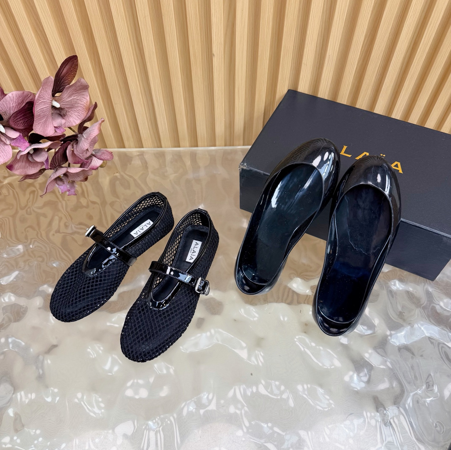 NO:693402,2026 Spring and Summer New ALAIA French Ballet Flat Half Slippers Beautiful Hollow Fishnet Shoes ——————————Two-wear style This classic Alaia flat ballet shoe draws inspiration from classic Japanese shoes; the upper is decorated with buckle straps, round toe shape, and rubber soles, bringing a soft and comfortable wearing experience. Made of fishnet fabric and suede goatskin, embellished with crystals, it is light and elegant, luxurious and eye-catching.  There is a vague feeling ~ the most beautiful fishnet shoes are on Alaia. They are very soft and easy to wear ~ the shoe shape is good for wrapping ~ fashionable and elegant ~ invincible and versatile ~ you can choose skirts and trousers ~ relaxed, elegant, and tight. Feminine ballet elements can be more than one style. A combination of hardness and softness, elegance and power, is the best way to open ballet shoes. Mesh upper, sheepskin lining, original molded rubber outsole  Size 35-39 (40.41.42.43 customized, non-refundable), ballet shoes, alaia, slippers, skirts, sheepskin198609092026春夏新款ALAIA阿莱亚法式芭蕾舞鞋平底半拖鞋绝美镂空渔网鞋 ————————————两穿式 该款经典Alaia平底芭蕾舞鞋,自经典日式鞋履汲取灵感；鞋面饰以带扣饰带,圆头造型,搭配橡胶鞋底,带来柔软舒适的穿着体验.由渔网面料和绒面山羊皮精制而成,缀以水晶,淡然优雅,奢华吸睛. 若隐若现的朦胧感～最美渔网鞋就在 Alaia 上脚巨软巨好穿～鞋型包裹性好～时尚优雅～无敌百搭～裙装裤装任你挑～松弛感、优雅感、拿捏的死死的 女性气质十足的芭蕾元素可不只一种风格,刚柔并济,既优雅又有力量,才是芭蕾舞鞋最好的打开方式. 鞋面网面 内里垫脚羊皮 鞋底原版开模橡胶大底 码数35-39（40.41.42.43定做不退换）,芭蕾舞鞋,alaia,slippers,skirts,sheepskin,Women's Shoes