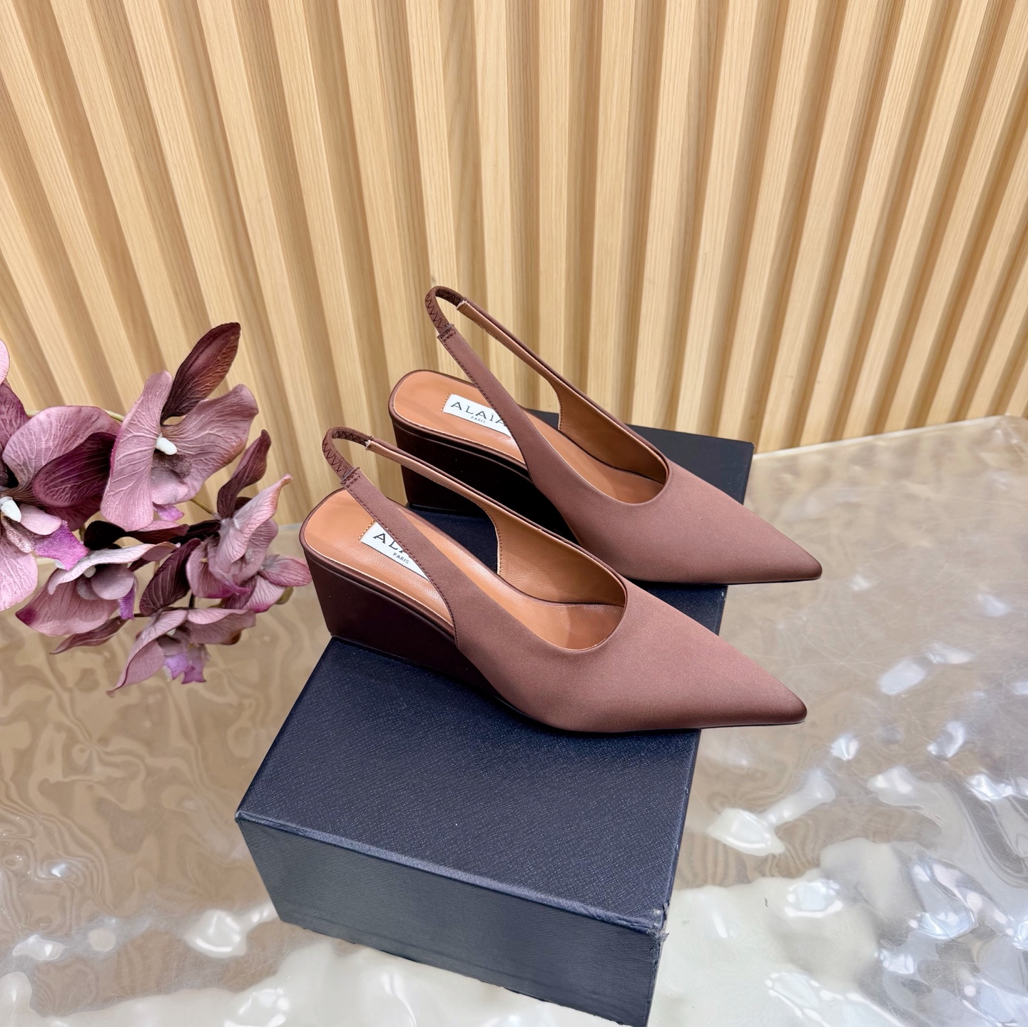 NO:693401,26ss spring and summer new model ALAIA ALAIA cube wedge satin mules pointed toe high heel half slippers empty back sandals ———————————— These wedge mules have a pointed toe design and a unique cube heel. They are made of satin stretch fabric. Decorated with elastic heel straps. Easily create a fashionable and modern feel. The upper is customized silk satin, the lining is sheepskin, and the sole is original open-molded injection molded leather outsole.  Heel height 7.5cm, size 35-41 (40.41 customized, non-refundable), high heels and sandals, alaia, sandals, high heels, slippers, sheepskin, real silk, silk fabric, Leather soles1986090926ss春夏新款ALAIA阿莱亚立方体坡跟缎面穆勒鞋尖头高跟半拖鞋后空凉鞋 ———————————— 这款坡跟穆勒鞋,尖头设计,搭配别具一格的立方体鞋跟,采用缎面弹力织物制成.饰以弹性后跟饰带.轻松营造时尚摩登之感. 鞋面定制真丝绸缎面 内里垫脚羊皮 鞋底原版开模注塑真皮大底 跟高7.5cm 码数35-41（40.41定做不退换）,高跟鞋凉鞋,alaia,sandals,high heels,slippers,sheepskin,real silk,silk fabric,Leather soles,Women's Shoes