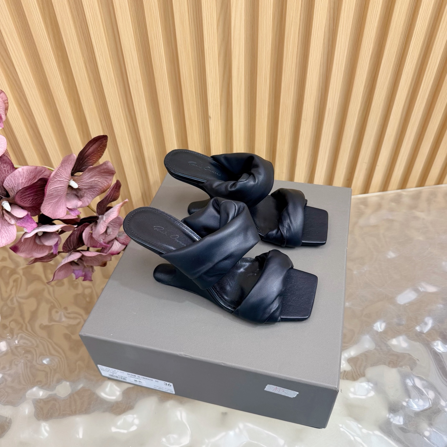 NO:693398,2025 autumn and winter new products RICK OWENS Owens high-heeled pleated twist wedge sandals are on sale at the same time as the fashion show. Super soft and delicate, silky feel, fish mouth square toe design, heel height 8.5cm, unique details, brand new with box, size 35–41 (40.41 custom-made), high-heeled shoes, sandals, high heels, slippers198609092025秋冬新品RICK OWENS欧文斯高跟褶皱扭花 坡跟凉鞋 时装走秀同步发售 超级柔软细腻 手感丝滑 鱼嘴方头设计 跟高8.5cm 细节独特 全新带盒 码数35–41（40.41定做）,高跟鞋拖鞋,sandals,high heels,slippers,Women's Shoes