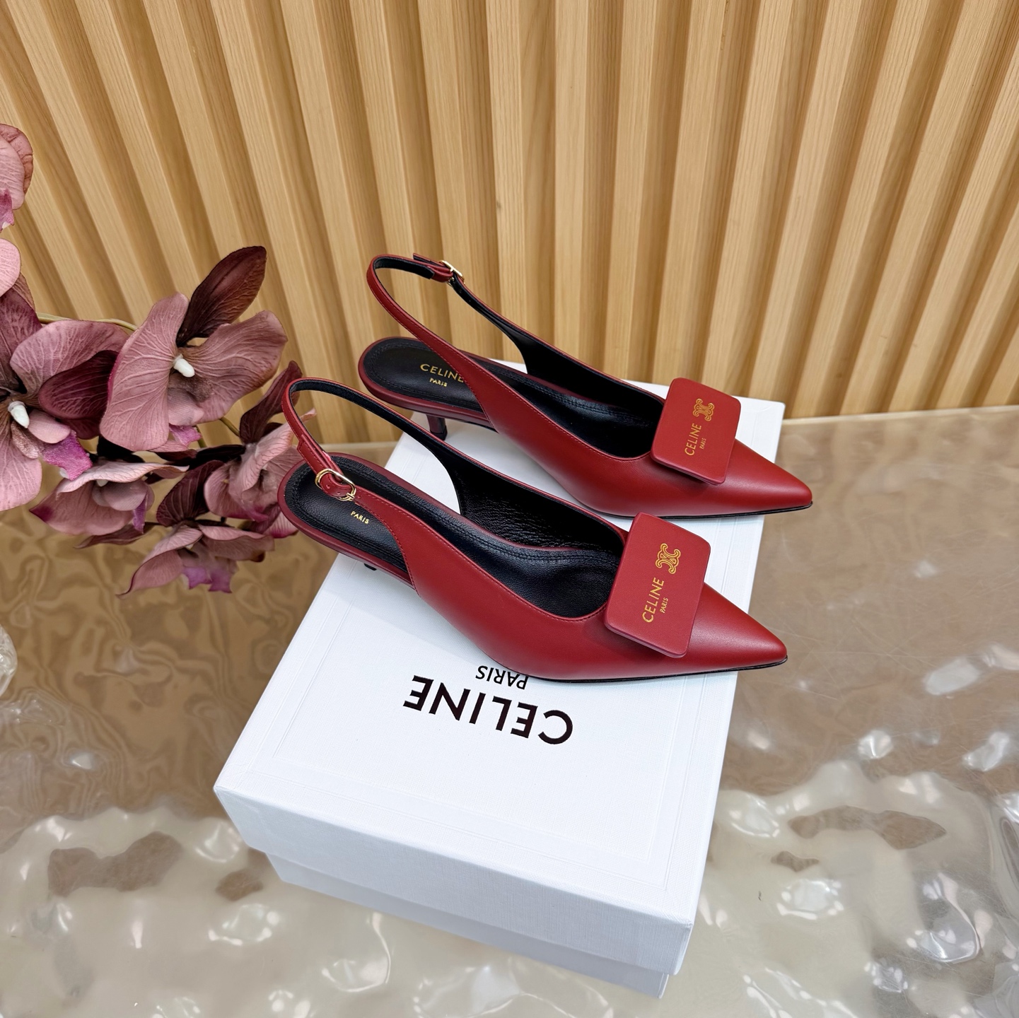 NO:693394,CELINE | Celine 26 The latest hot style of 2026 spring and summer, long logo kitten heel pointed toe back shoes are new in the series!  —————————————— BS Celine this season is really cool and unique. You must buy a pair of celing slippers this year. The retro style classic style is super versatile, simple and elegant. It can be matched casually with skirts and trousers. The perfect look shows its brand atmosphere. Original high-customized lambskin/denim upper, imported goatskin lining, original open-molded leather outsole, 5cm heel height, shoe size:  35-39 (40.41 customized, non-refundable), high heels and sandals, celine, celine, sandals, high heels, slippers, skirts, sheepskin, Leather soles19860909CELINE | 赛琳 26 2026春夏最新爆款 长条logo小猫跟尖头后空鞋 系列上新！ ————————————— BS这一季的赛琳真的是开了挂、太有特色了  今年必须要入手一双celing 拖鞋 ,复古风经典款 超级百搭 简单大气 无论裙装裤装都能随意搭配 妥妥的颜霸 无不彰显它的品牌气息. 鞋面原版高定制小羊皮/牛仔 内里进口山羊皮里 大底原版开模真皮大底 跟高5cm 鞋码: 35-39（40.41定制不退换）,高跟鞋凉鞋,celine,celine,sandals,high heels,slippers,skirts,sheepskin,Leather soles,Women's Shoes