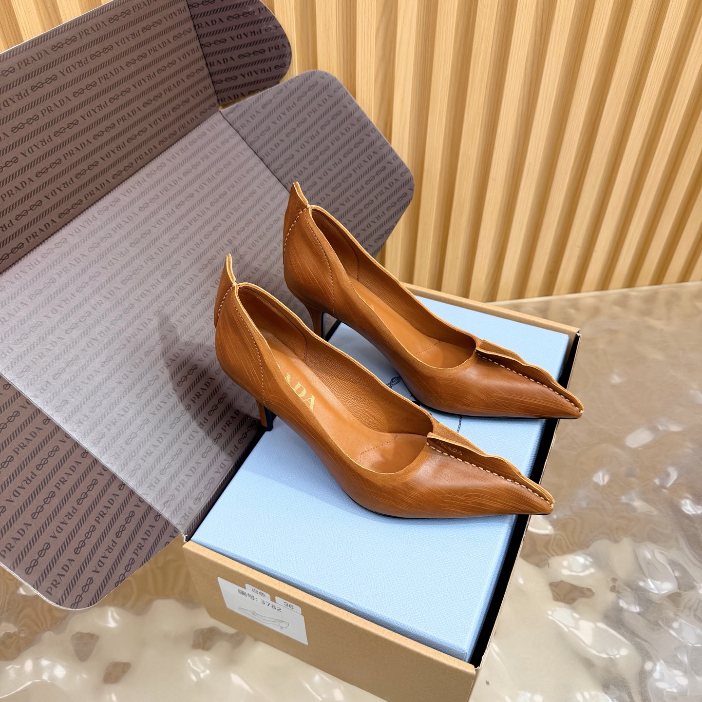 NO:693390,2026 New Early Autumn Prada Prada catwalk style pointed toe distressed high heels, retro old money style shoes ————————————— Full of sense of future technology, minimalist beauty that has been missing in the fashion industry for a long time, fashionable and exquisite, with a sense of luxury for daily wear. The pointed toe design is very fashionable and aggressive, highlighting personality; the shoe body has unique dividing lines, adding design details, which is different from ordinary pointed toe shoes, and has the iconic avant-garde style of the Prada brand.  Made of high-quality leather material, the texture is high-end and has a distressed effect, showing a retro and modern texture. The craftsmanship is fine and reflects the high-end quality of the brand. The stiletto heel design enhances the wearer's aura while maintaining good stability and is suitable for daily commuting or special occasions. The upper is distressed calfskin and the lining is sheepskin. The sole is Italian injection molded leather outsole. The heel height is 8.5cm.  Size 35-39 (40.41 customized, non-refundable), high-heeled shoes, prada, prada, high heels, cowhide, sheepskin, Leather soles198609092026早秋新款 Prada 普拉达走秀款尖头做旧高跟鞋 复古老钱风单鞋 ————————————— 未来科技感满满 时尚界久违的极简之美 时髦又精致 日常穿出高级感 采用尖头设计,极具时尚感与攻击性,彰显个性；鞋身有独特的分割线条,增添设计细节,区别于普通尖头鞋,带有Prada品牌标志性的前卫风格. 选用优质皮革材质,质感高级,且有做旧效果的纹理,呈现出复古又摩登的质感,工艺精细,体现品牌高端品质.细高跟设计,提升穿着者气场,同时保持了较好的稳定性,适合日常通勤或特殊场合穿着. 鞋面做旧小牛皮 内里垫脚羊皮 鞋底意大利注塑真皮大底 跟高8.5cm 码数35-39（40.41定做不退换）,高跟鞋单鞋,prada,prada,high heels,cowhide,sheepskin,Leather soles,Women's Shoes