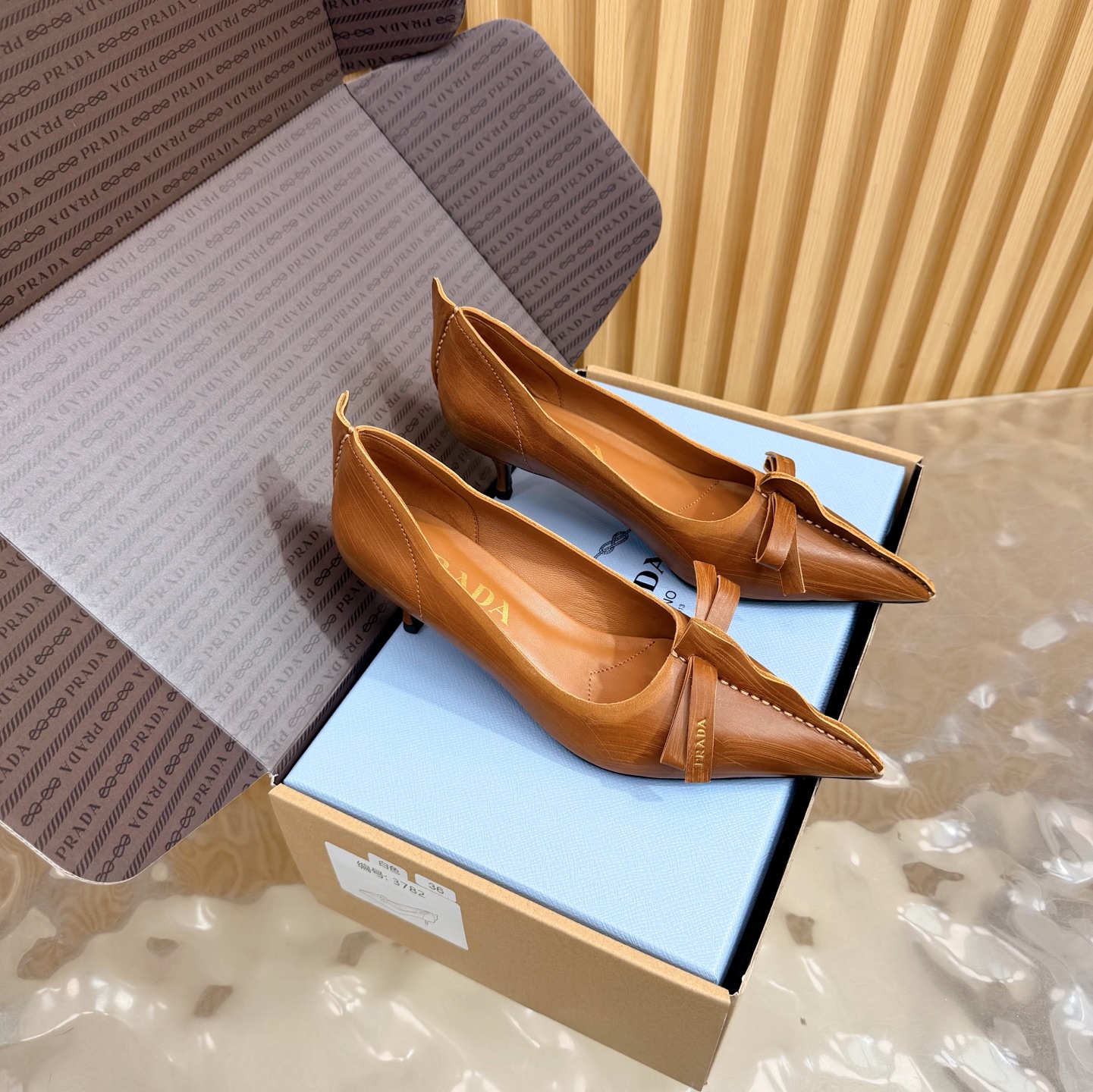 NO:693393,2026 New Early Autumn Prada Prada catwalk style pointed toe distressed high heels, retro old money style shoes ————————————— Full of sense of future technology, minimalist beauty that has been missing in the fashion industry for a long time, fashionable and exquisite, with a sense of luxury for daily wear. The pointed toe design is very fashionable and aggressive, highlighting personality; the shoe body has unique dividing lines, adding design details, which is different from ordinary pointed toe shoes, and has the iconic avant-garde style of the Prada brand.  Made of high-quality leather material, the texture is high-end and has a distressed effect, showing a retro and modern texture. The craftsmanship is fine and reflects the high-end quality of the brand. The stiletto heel design enhances the wearer's aura while maintaining good stability and is suitable for daily commuting or special occasions. The upper is distressed calfskin and the lining is sheepskin. The sole is Italian injection molded leather outsole. The heel height is 4.5cm.  Size 35-39 (40.41 customized, non-refundable), high-heeled shoes, prada, prada, high heels, cowhide, sheepskin, Leather soles198609092026早秋新款 Prada 普拉达走秀款尖头做旧高跟鞋 复古老钱风单鞋 ————————————— 未来科技感满满 时尚界久违的极简之美 时髦又精致 日常穿出高级感 采用尖头设计,极具时尚感与攻击性,彰显个性；鞋身有独特的分割线条,增添设计细节,区别于普通尖头鞋,带有Prada品牌标志性的前卫风格. 选用优质皮革材质,质感高级,且有做旧效果的纹理,呈现出复古又摩登的质感,工艺精细,体现品牌高端品质.细高跟设计,提升穿着者气场,同时保持了较好的稳定性,适合日常通勤或特殊场合穿着. 鞋面做旧小牛皮 内里垫脚羊皮 鞋底意大利注塑真皮大底 跟高4.5cm 码数35-39（40.41定做不退换）,高跟鞋单鞋,prada,prada,high heels,cowhide,sheepskin,Leather soles,Women's Shoes