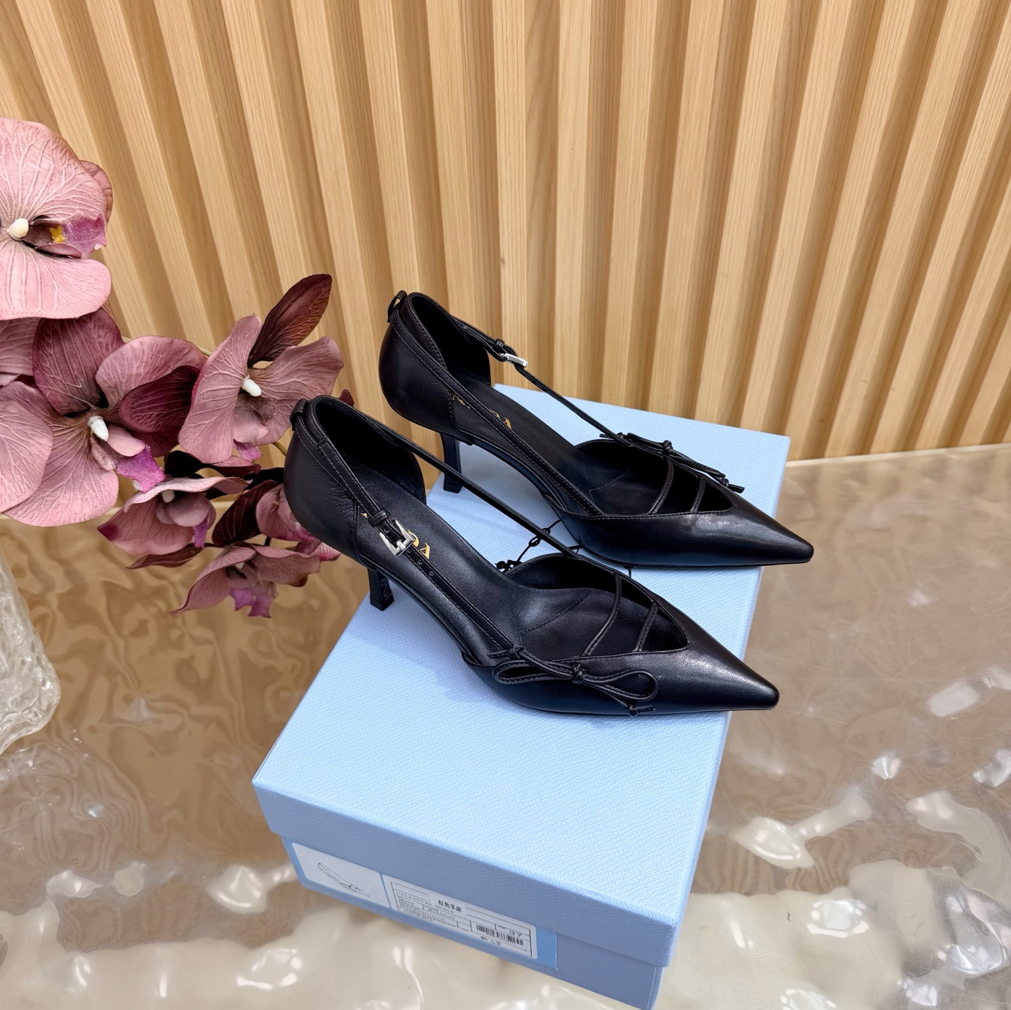 NO:693388,2026 Early Autumn New Prada Prada catwalk model pointed toe hollow high heels Retro old money style shoes/sandals ————————————The top version is full of future technology sense The minimalist beauty that has been missing for a long time in the fashion industry is fashionable and exquisite. It has a sense of high-end for daily wear. It adopts a pointed toe design, which is very fashionable and aggressive, highlighting personality; the shoe body has unique dividing lines, adding design details, which is different from ordinary pointed toe shoes, and has the iconic avant-garde style of the Prada brand.  Made of high-quality leather material, the texture is high-end and has a distressed effect, showing a retro and modern texture. The craftsmanship is fine and reflects the high-end quality of the brand. The stiletto heel design enhances the wearer's aura while maintaining good stability and is suitable for daily commuting or special occasions. Upper cowhide/patent leather, lining sheepskin, sole Italian genuine leather outsole, heel height 7.5cm  Size 35-39 (40.41 custom-made, non-refundable), high-heeled shoes, prada, prada, sandals, high heels, cowhide, sheepskin, Leather soles198609092026早秋新款 Prada 普拉达走秀款尖头镂空高跟鞋 复古老钱风单鞋/凉鞋 ————————————顶级版本 未来科技感满满 时尚界久违的极简之美 时髦又精致 日常穿出高级感 采用尖头设计,极具时尚感与攻击性,彰显个性；鞋身有独特的分割线条,增添设计细节,区别于普通尖头鞋,带有Prada品牌标志性的前卫风格. 选用优质皮革材质,质感高级,且有做旧效果的纹理,呈现出复古又摩登的质感,工艺精细,体现品牌高端品质.细高跟设计,提升穿着者气场,同时保持了较好的稳定性,适合日常通勤或特殊场合穿着. 鞋面牛皮/漆皮 内里垫脚羊皮 鞋底意大利真皮大底 跟高7.5cm 码数35-39（40.41定做不退换）,高跟鞋单鞋,prada,prada,sandals,high heels,cowhide,sheepskin,Leather soles,Women's Shoes